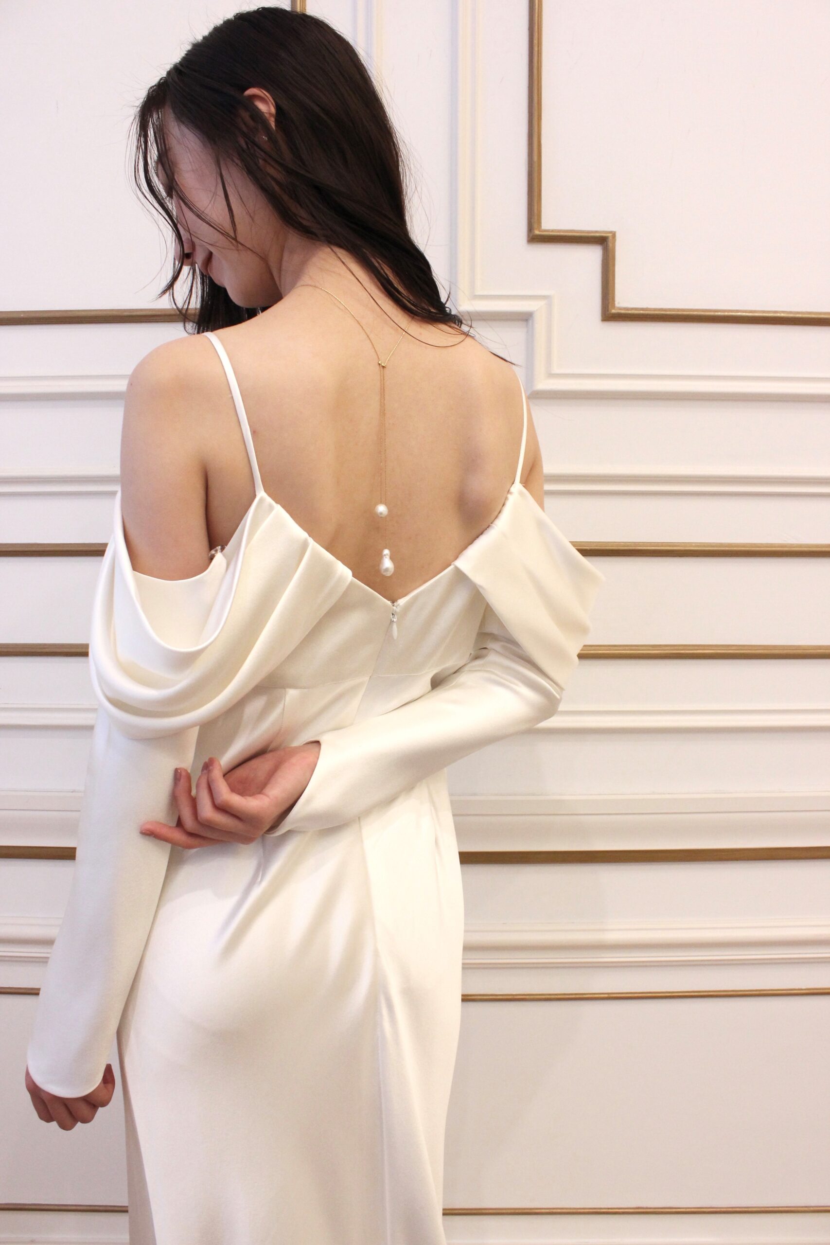 ザトリートドレッシング名古屋店がおすすめする、シンプルなクレープ素材のマーメイドラインのウェディングドレスに合わせるゴールドのネックレス