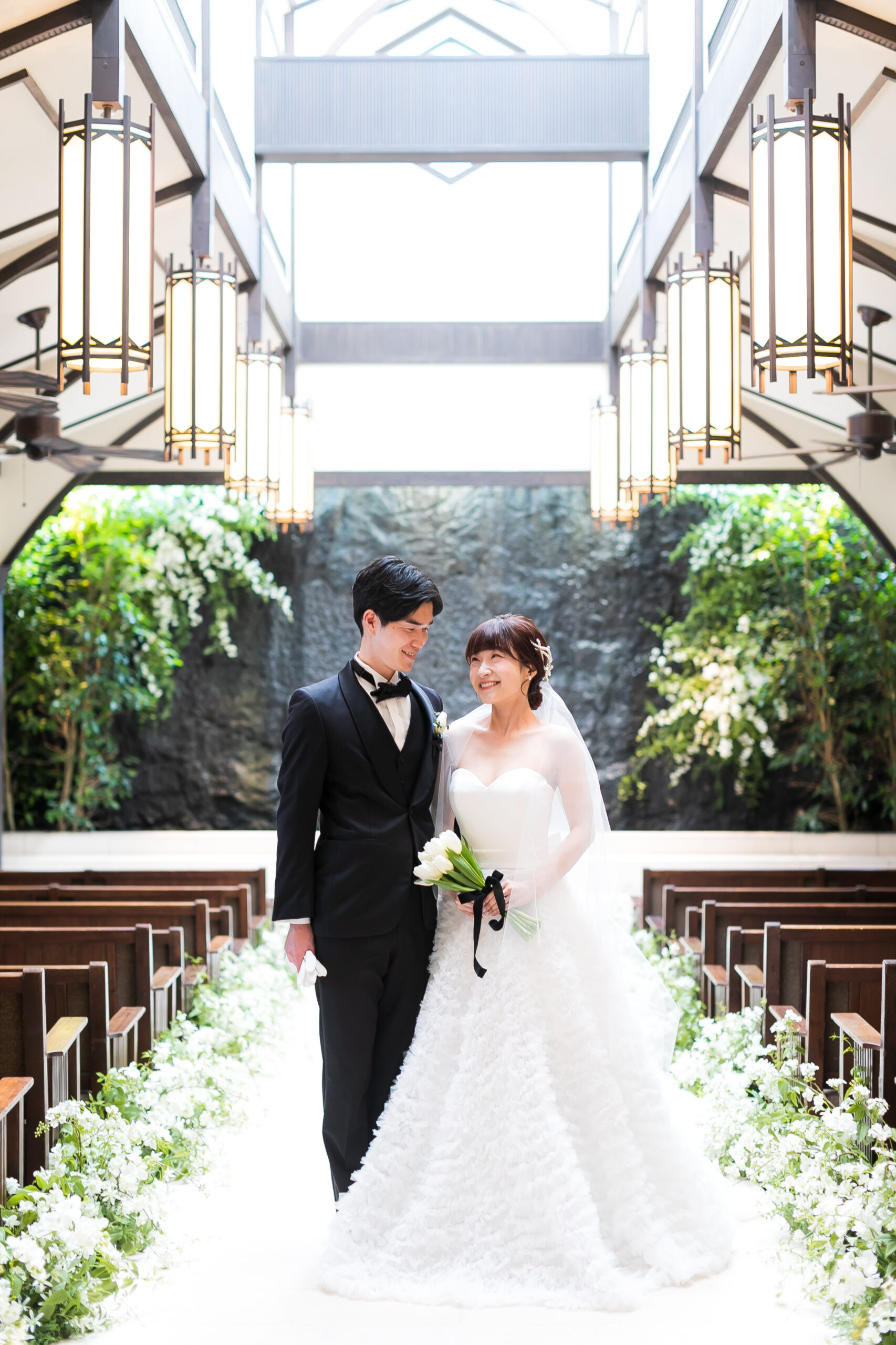 東海地方におすすめ 緑のあるナチュラルな結婚式場にてお召しいただきたいトリートドレッシングのインポートのウェディングドレス