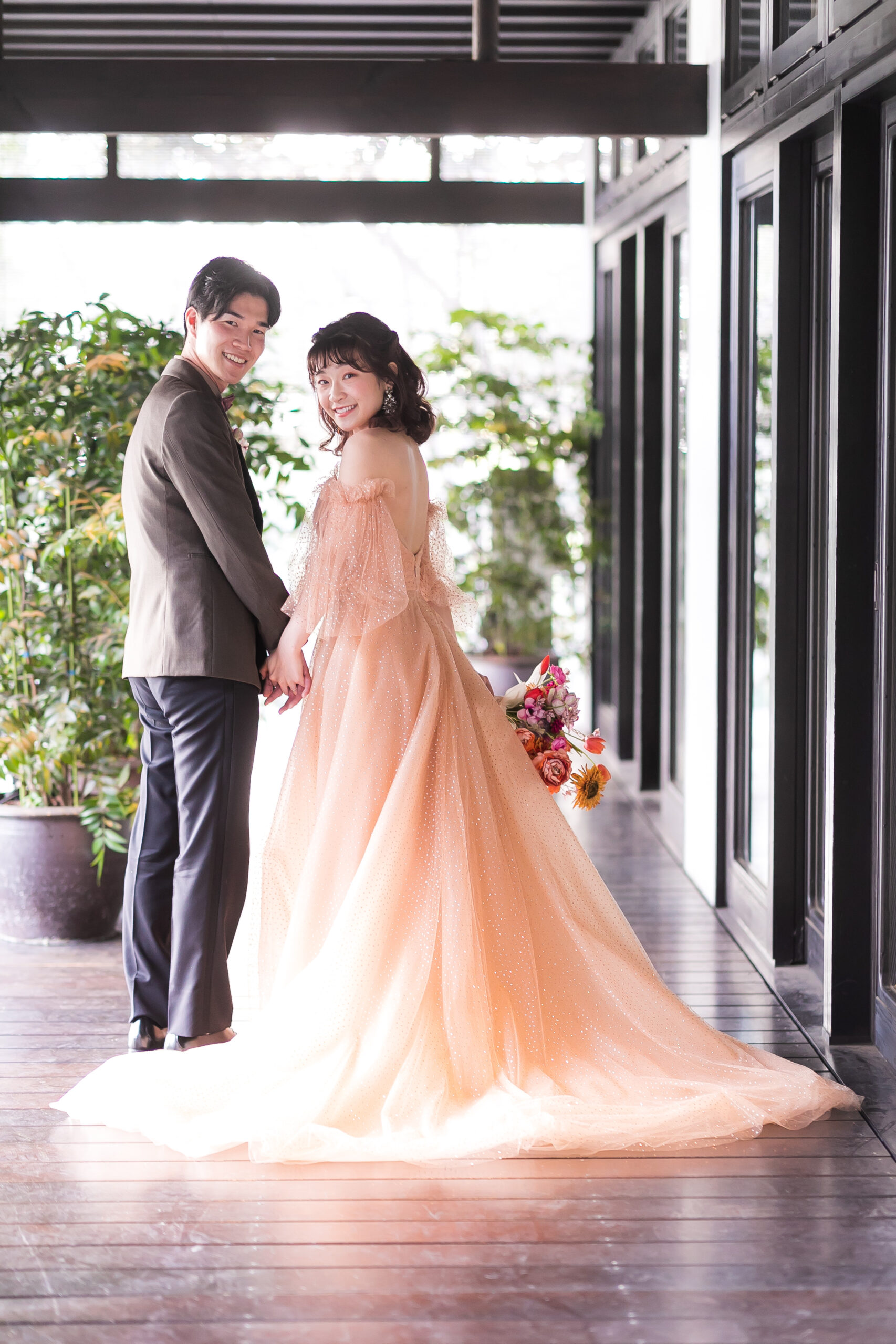 カラードレスの色味に合わせたスタイリングチェンジ トリートドレッシングでの新郎新婦のお色直しコーディネートのおすすめ