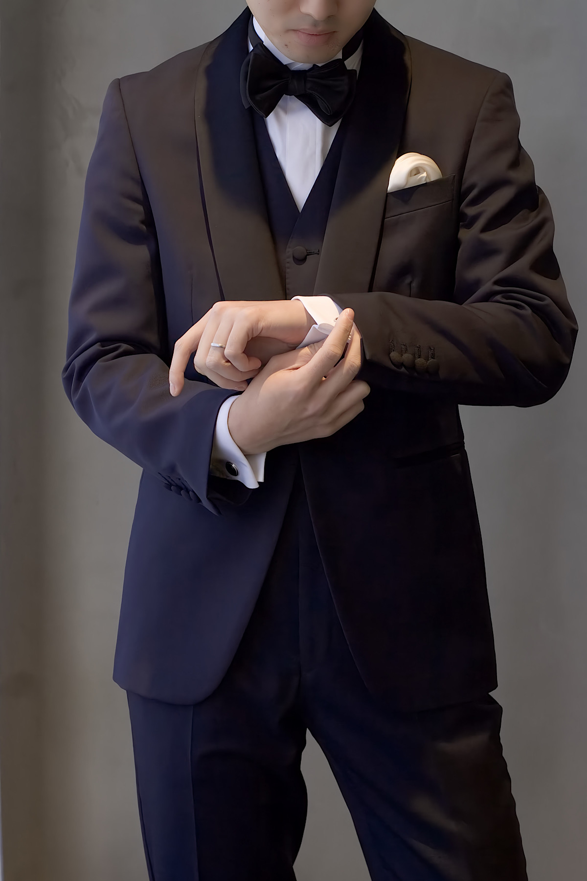 トリートドレッシングでお取り扱いしているレンタルタキシード ネイビーのタキシードが柔らかさとクラシックさを表現するアットホームな結婚式でお召いただきたい1着