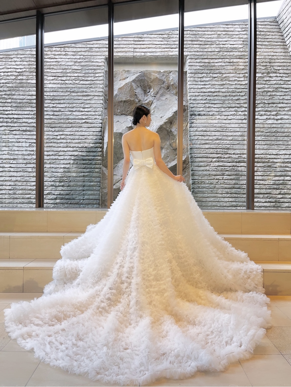 オリエンタルホテル神戸での上質な大人ウェディングにおすすめのラッフルスカートが美しいウェディングドレス