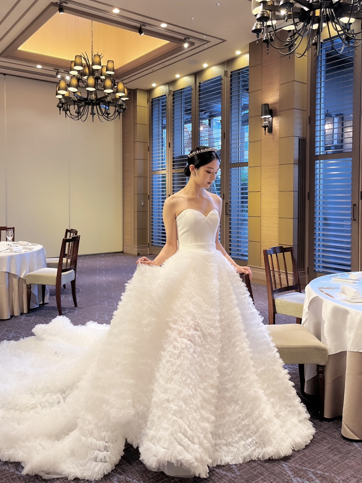 神戸エリアで人気のオリエンタルホテル神戸でお式や前撮り後撮りを検討されている新郎新婦におすすめしたいトリートドレッシング神戸でお取り扱いのあるファッショナブルなビクターアンドロルフのウェディングドレス