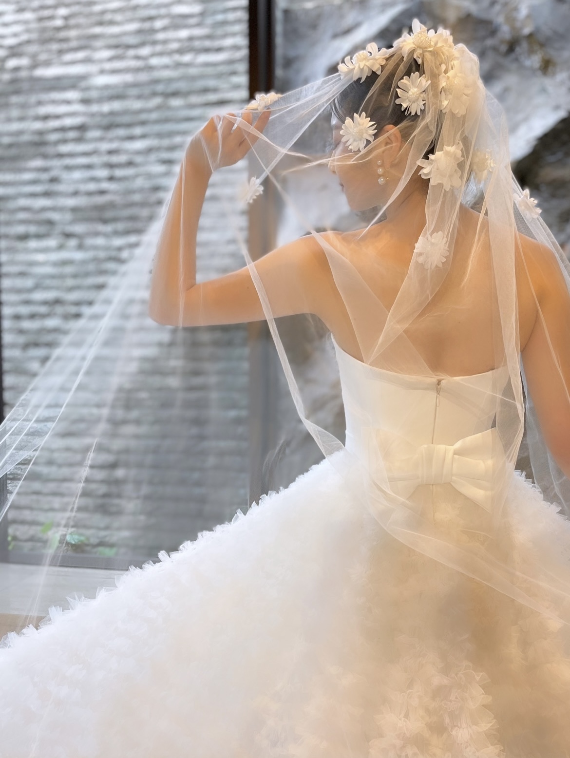 関西エリアの神戸でお式を挙げられる新郎新婦様におすすめのトリートドレッシングで取り扱いのあるヴィクターアンドロルフのベールとウェディングドレスのコーディネート