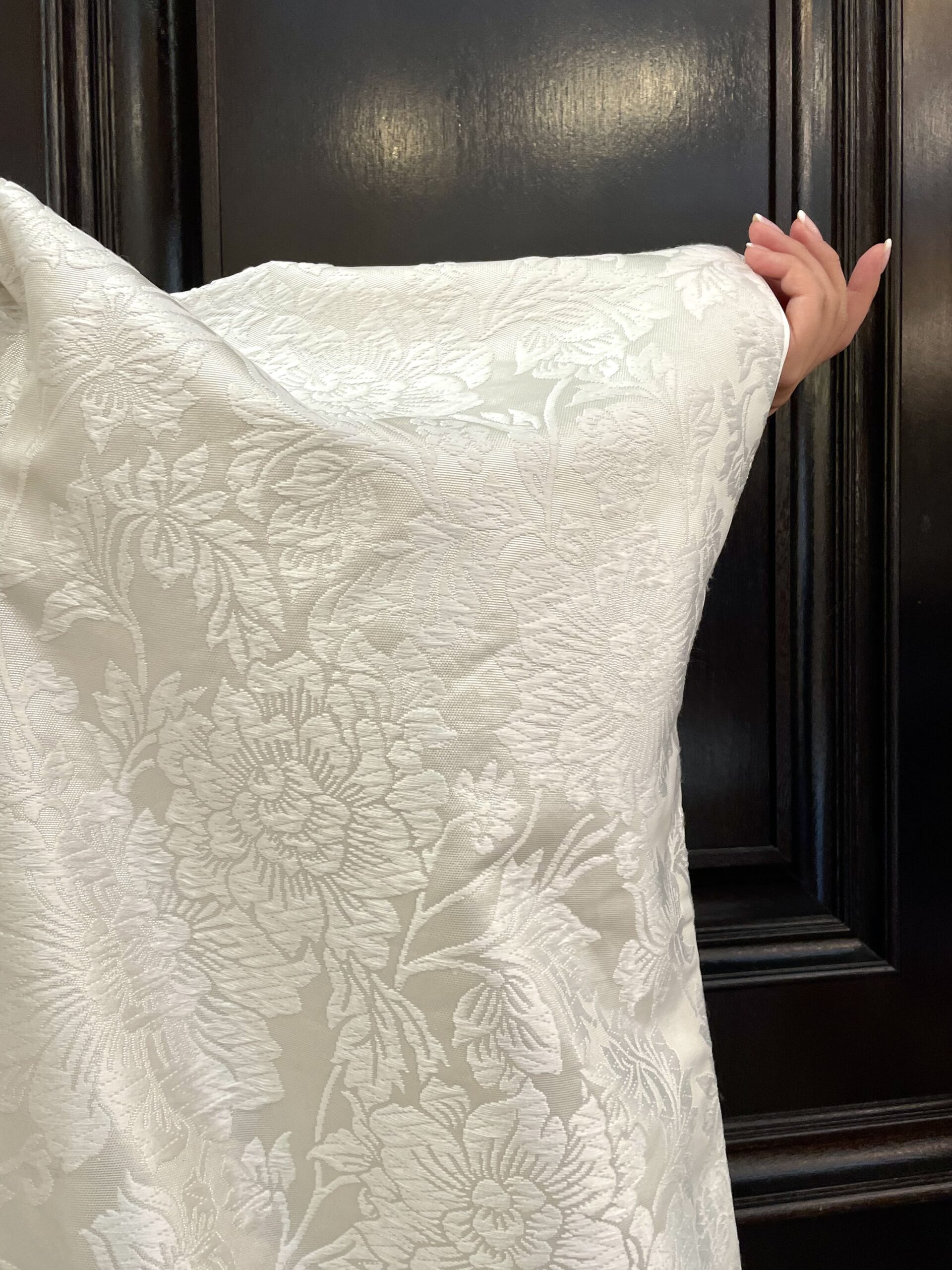 神戸エリアで結婚式や前撮りをされる花嫁にオススメのはまなすの絵柄が美しい白無垢