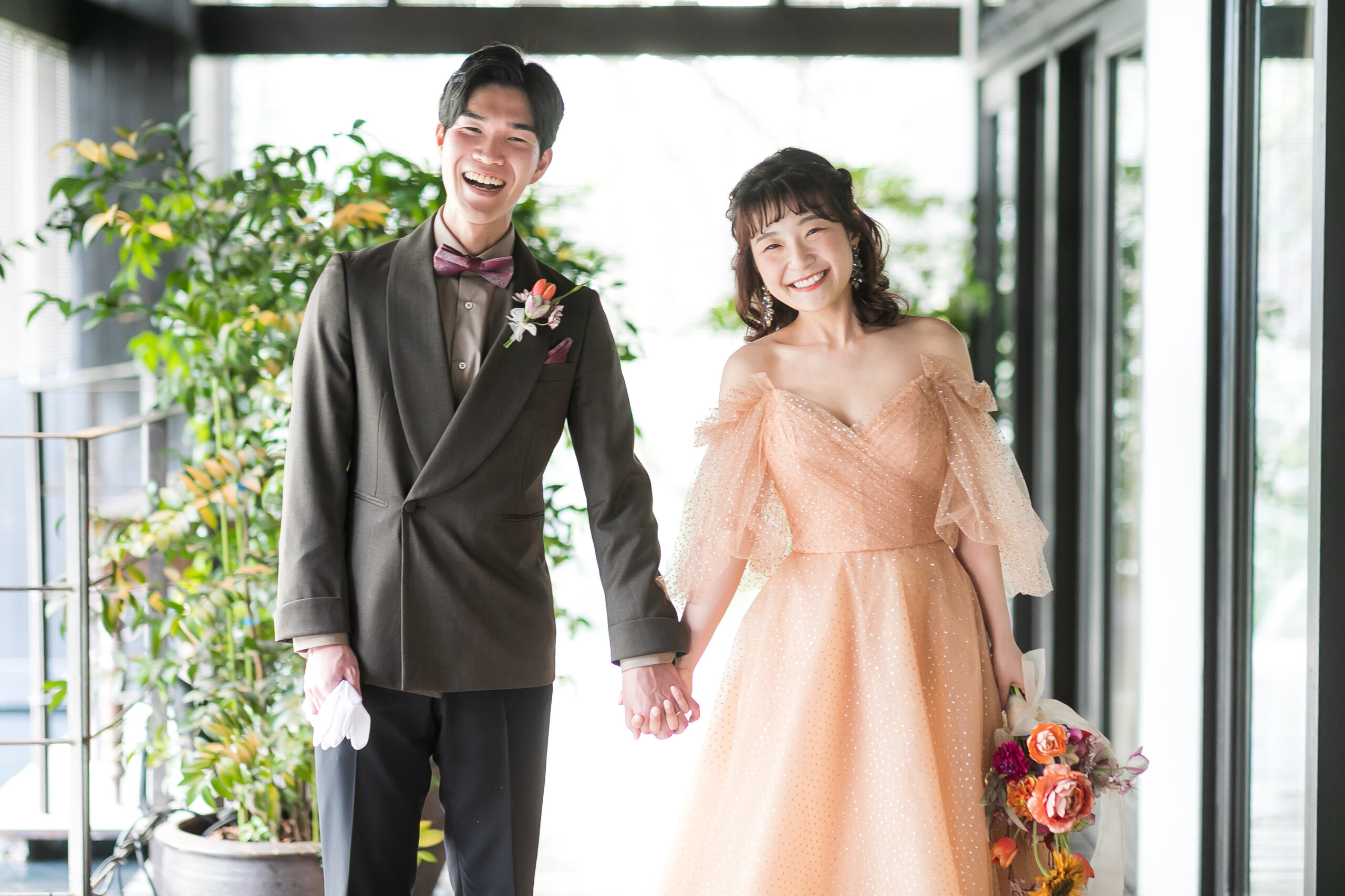 春の結婚式におすすめなMonique Lhuillier(モニークル イリエ)の暖色系のチュールのキラキラカラードレス
