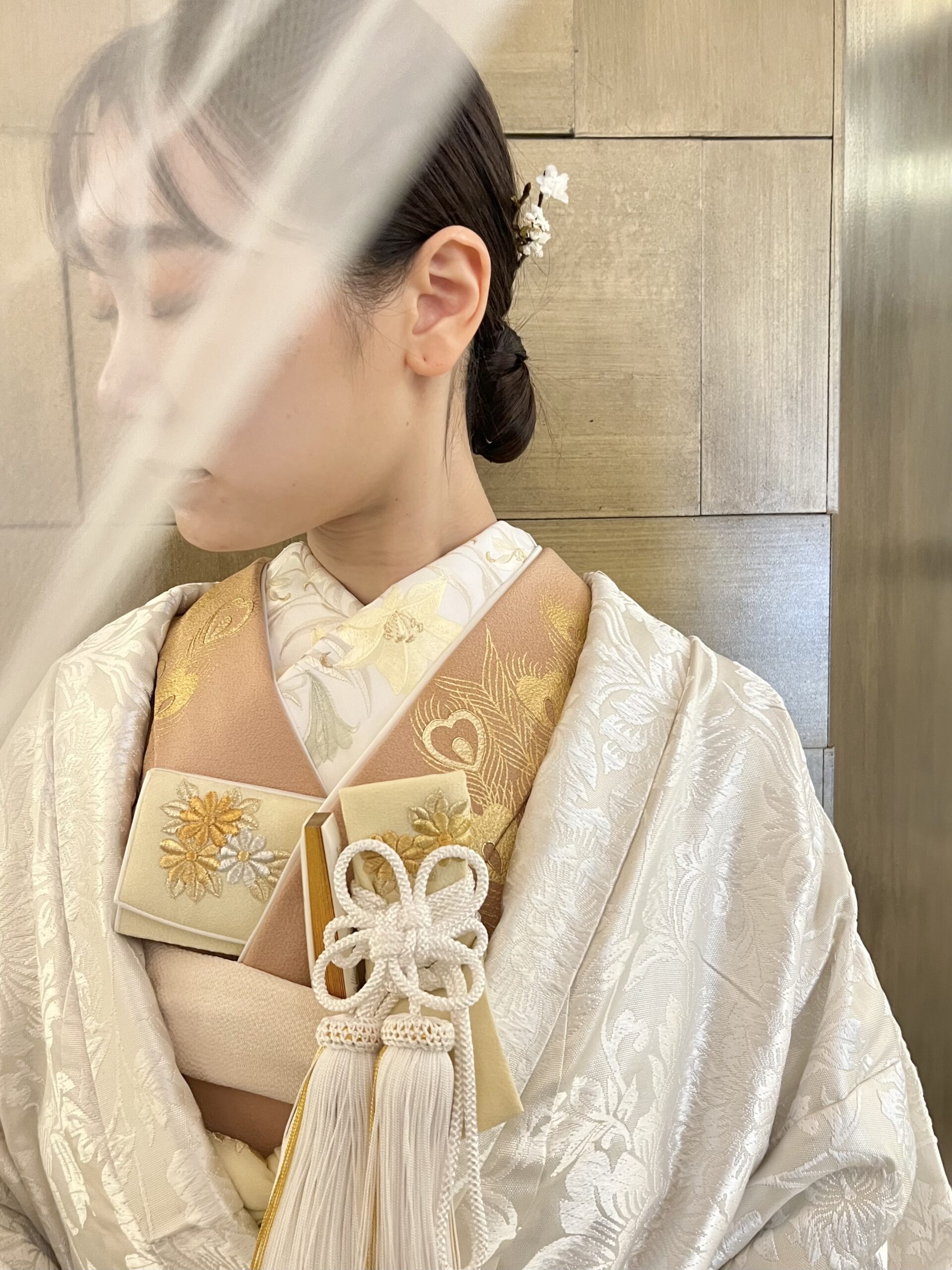 ご結婚式で人気のある日本の伝統衣裳、白無垢は色小物や色掛下、アクセサリーを合わせることでモダンでおしゃれな着こなしに仕上がります