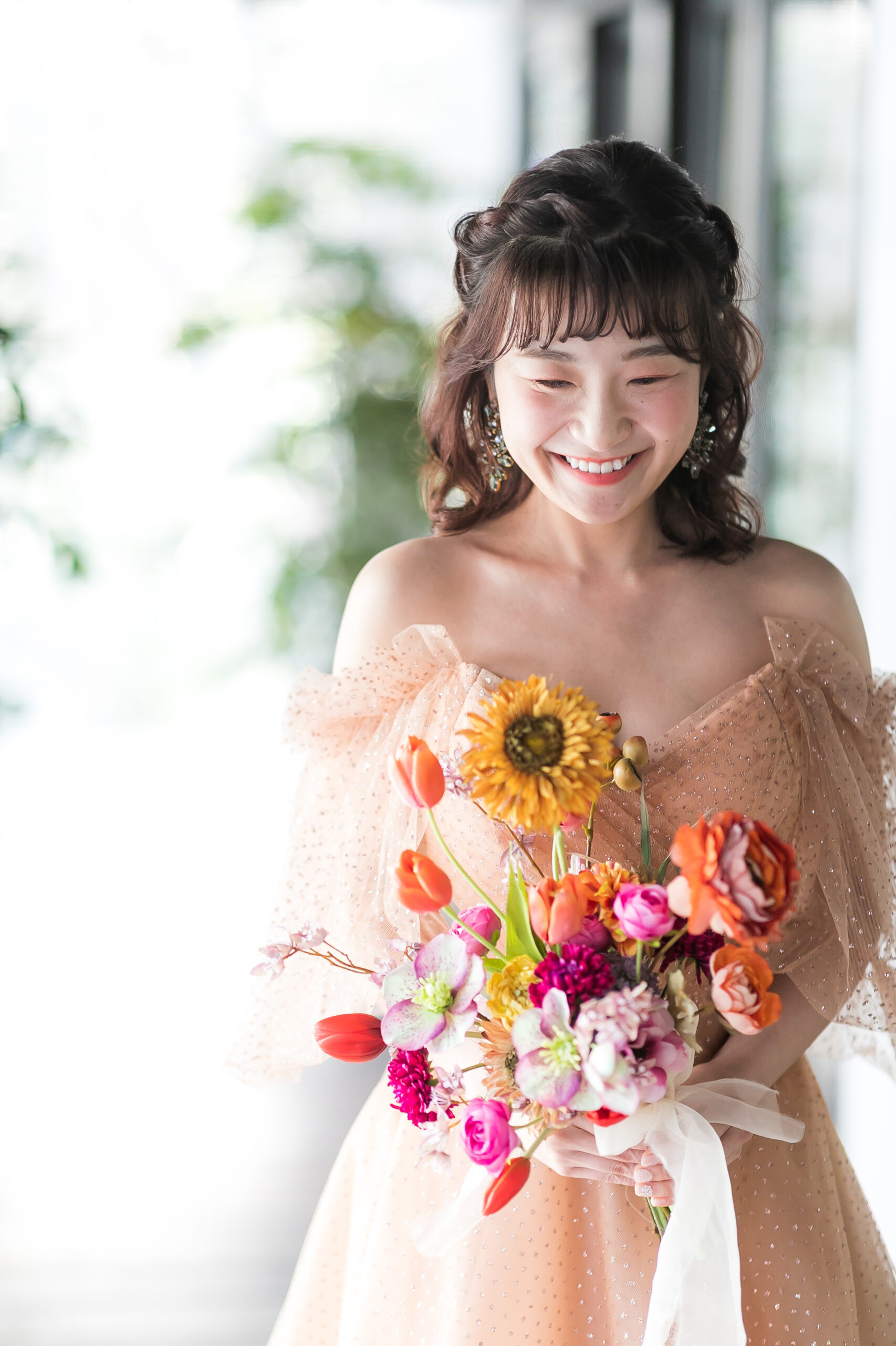 トリートドレッシングが名古屋店がおすすめする、チュールベージュカラーのモニークルイリエのお色直しカラードレス