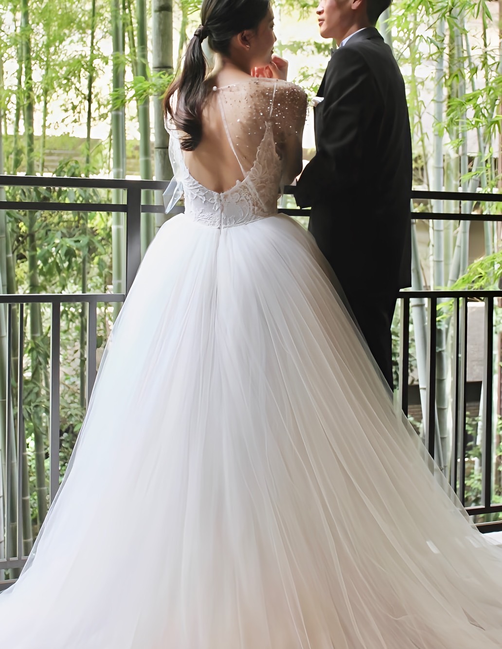 チュールがたっぷり使われバックススタイルも綺麗にみえるウェディングドレス