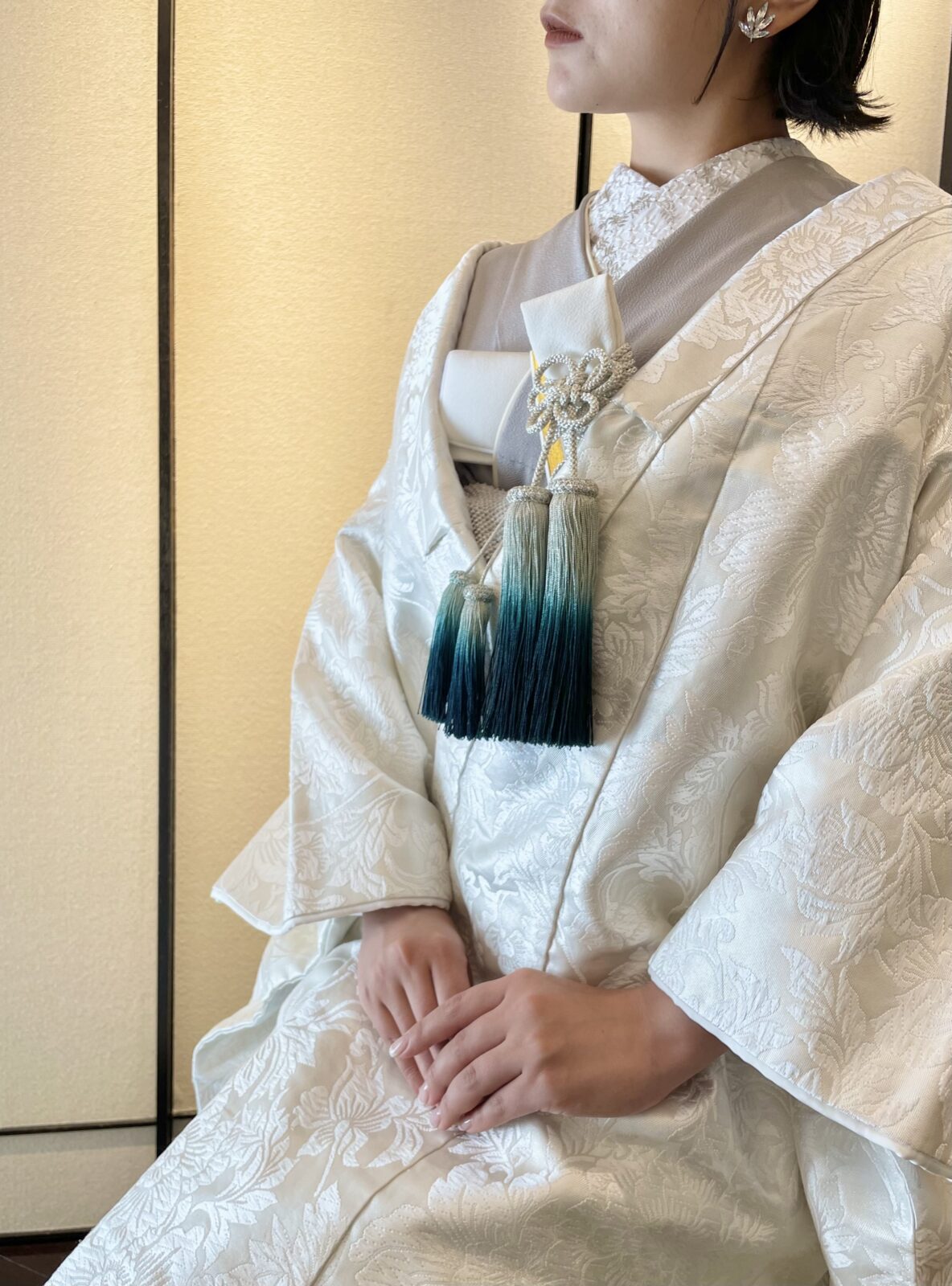 ご結婚式で人気のある日本の伝統衣裳、白無垢は色小物や色掛下、アクセサリーを合わせることでモダンでおしゃれな着こなしに仕上がります