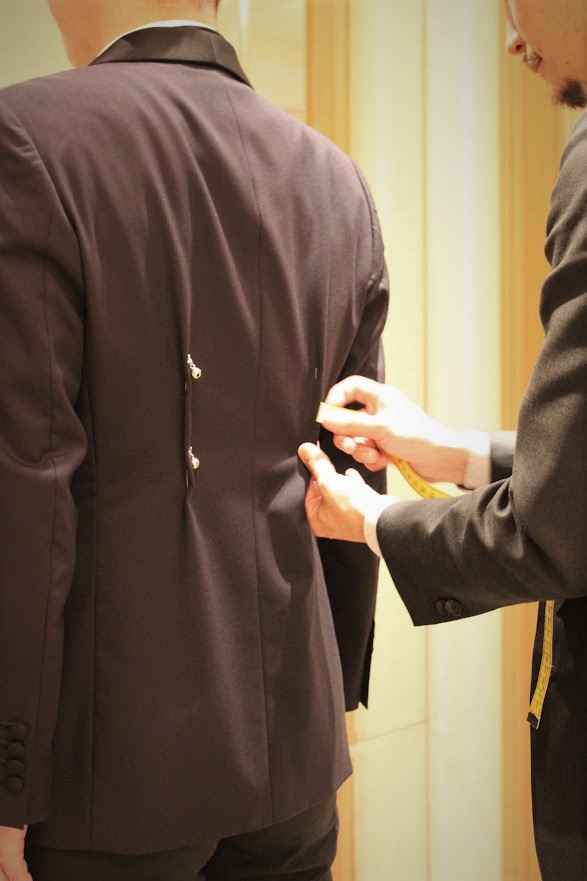 TREATDRESSING京都店で仕立てるオーダータキシードは新郎様お一人お一人のお体に合わせて採寸