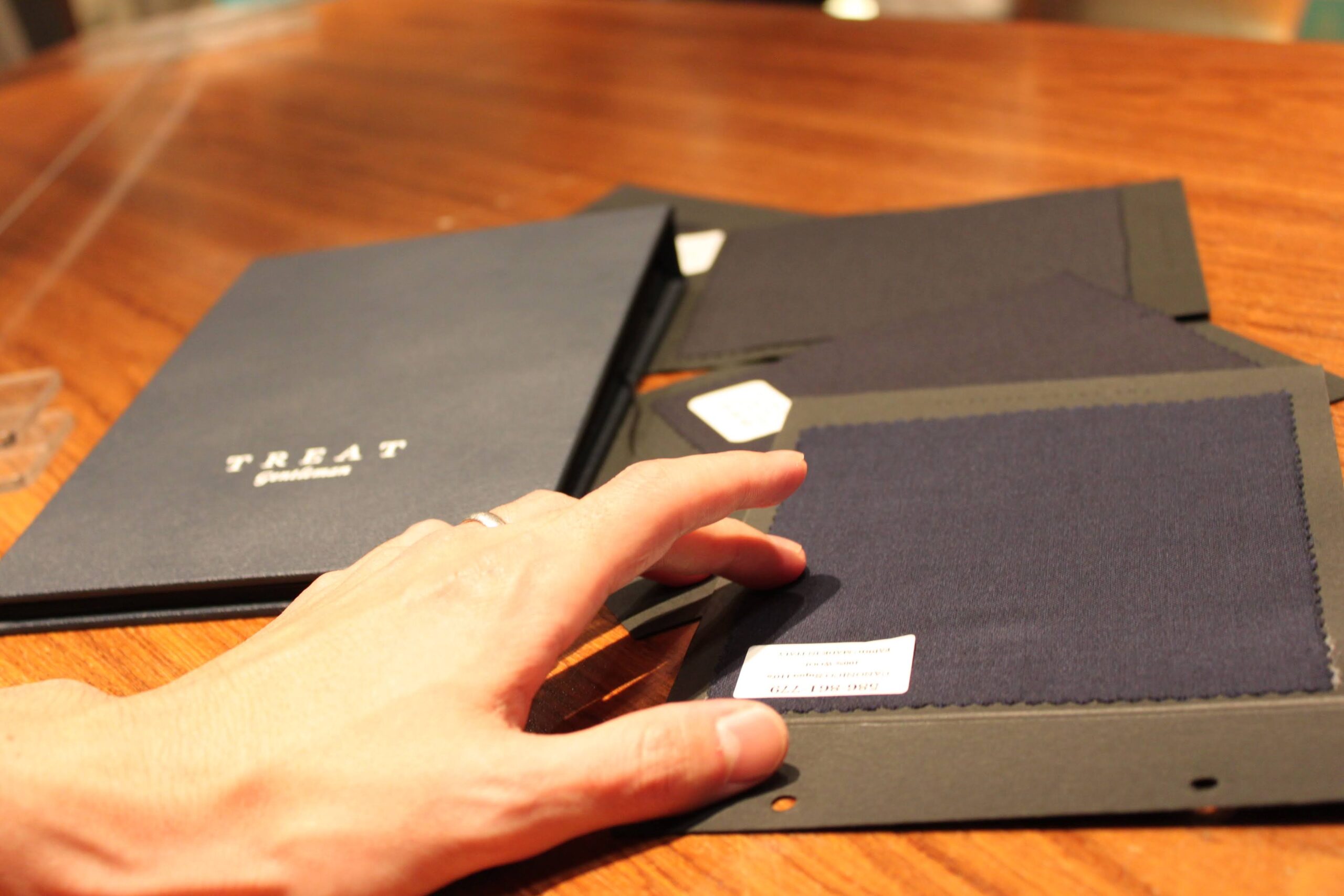 トリート京都店で仕立てるオーダータキシードの生地は新郎様のお好みに合わせてお選びいただけます