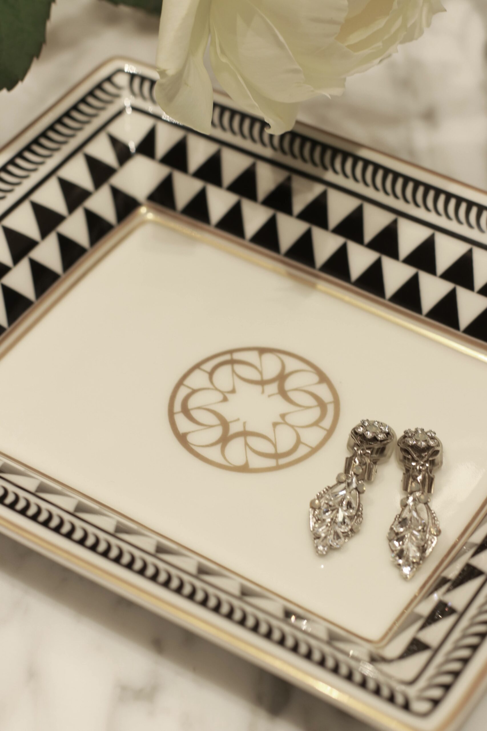 ザ トリート ドレッシング アディション店に入荷したエリーサーブブライドのウェディングドレスは圧倒的な主役感と高級感を兼ね備えたオートクチュールブランドだからこその1着です。ぜひ店頭でご覧ください。