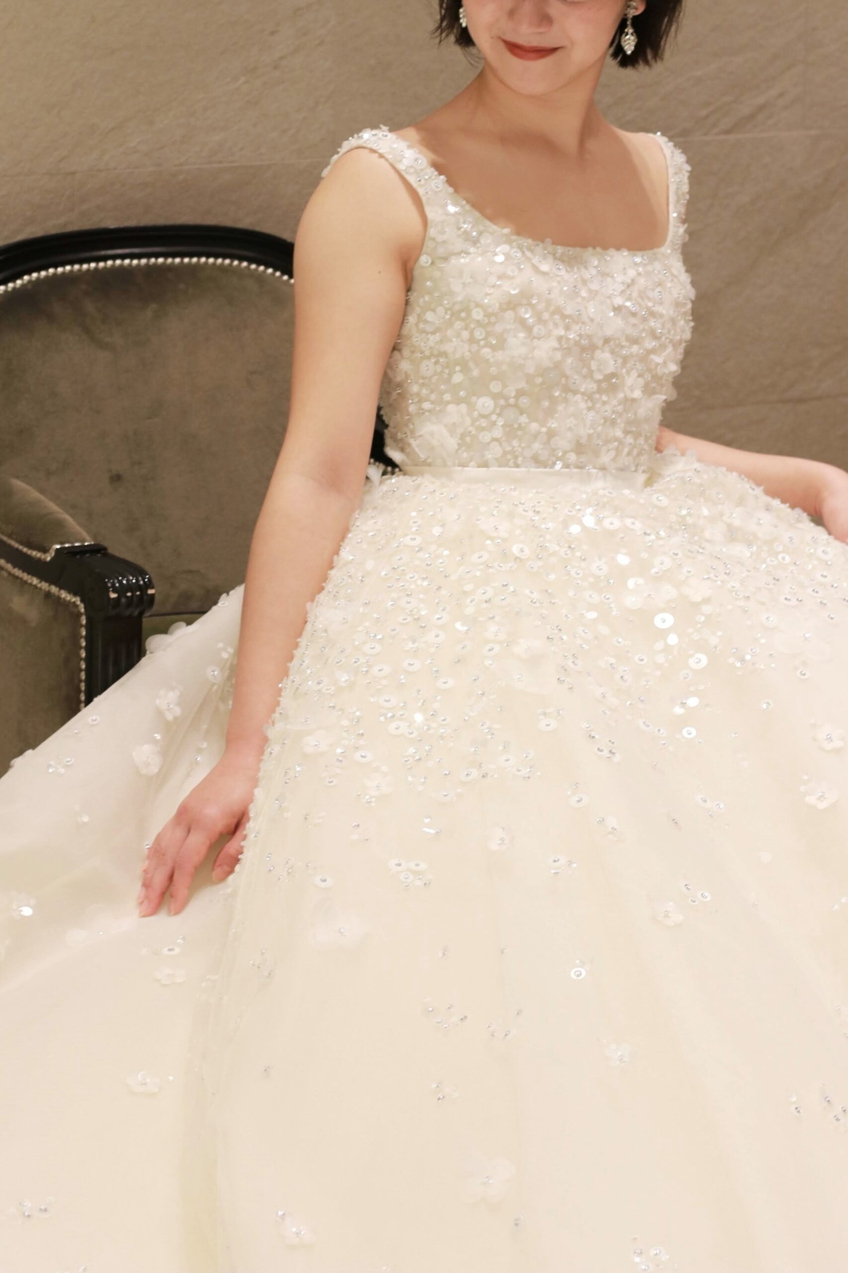 エリーサーブブライドのウェディングドレスを纏った花嫁が高砂におかけいただいた瞬間も煌めきを放ち、圧倒的な存在感を演出します