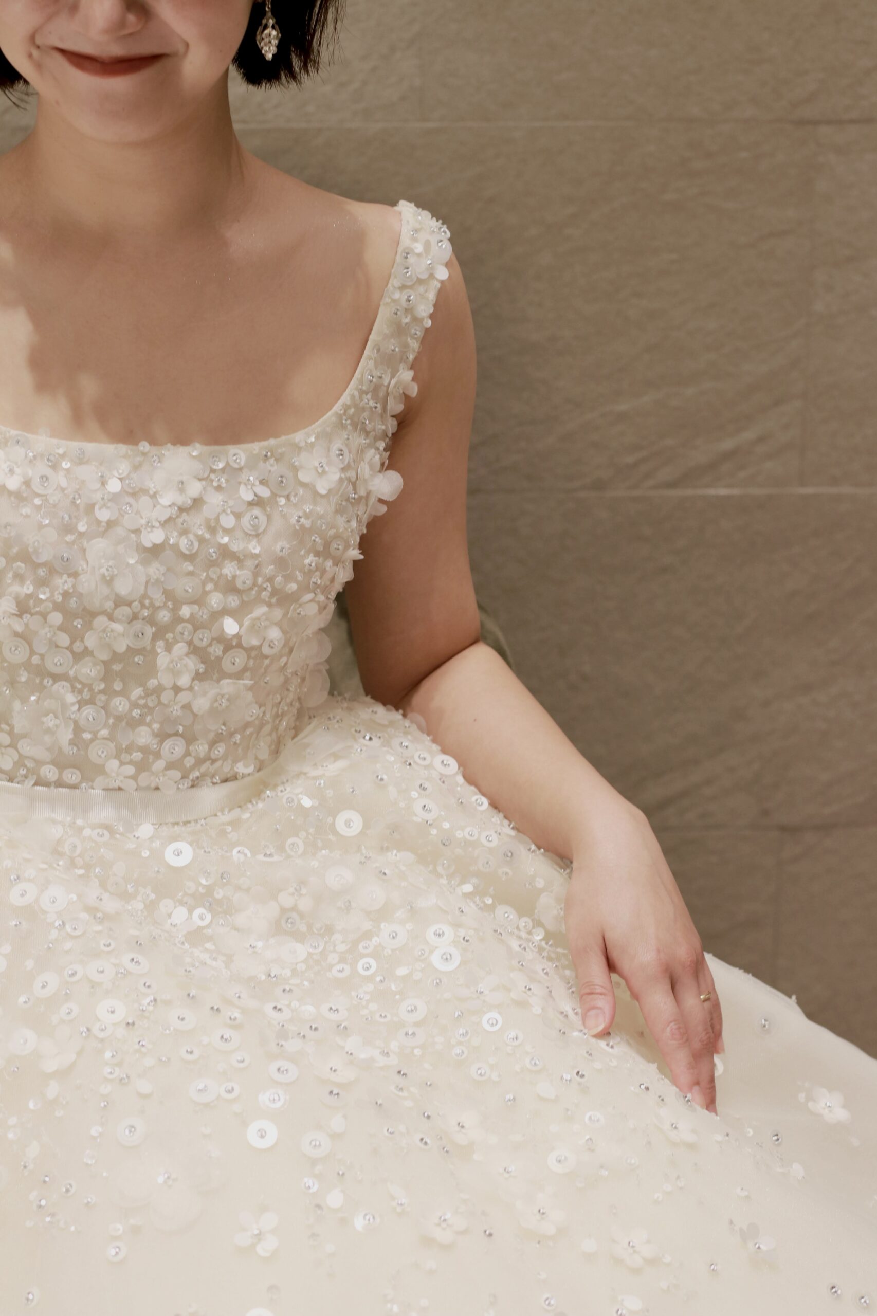 オートクチュールブランドであるELIE SAAB BRIDE(エリー サーブ ブライド)のウェディングドレスは、すべての工程を手作業で行い、長きに渡って受け継がれてきた伝統の技術が光るウェディングドレスす