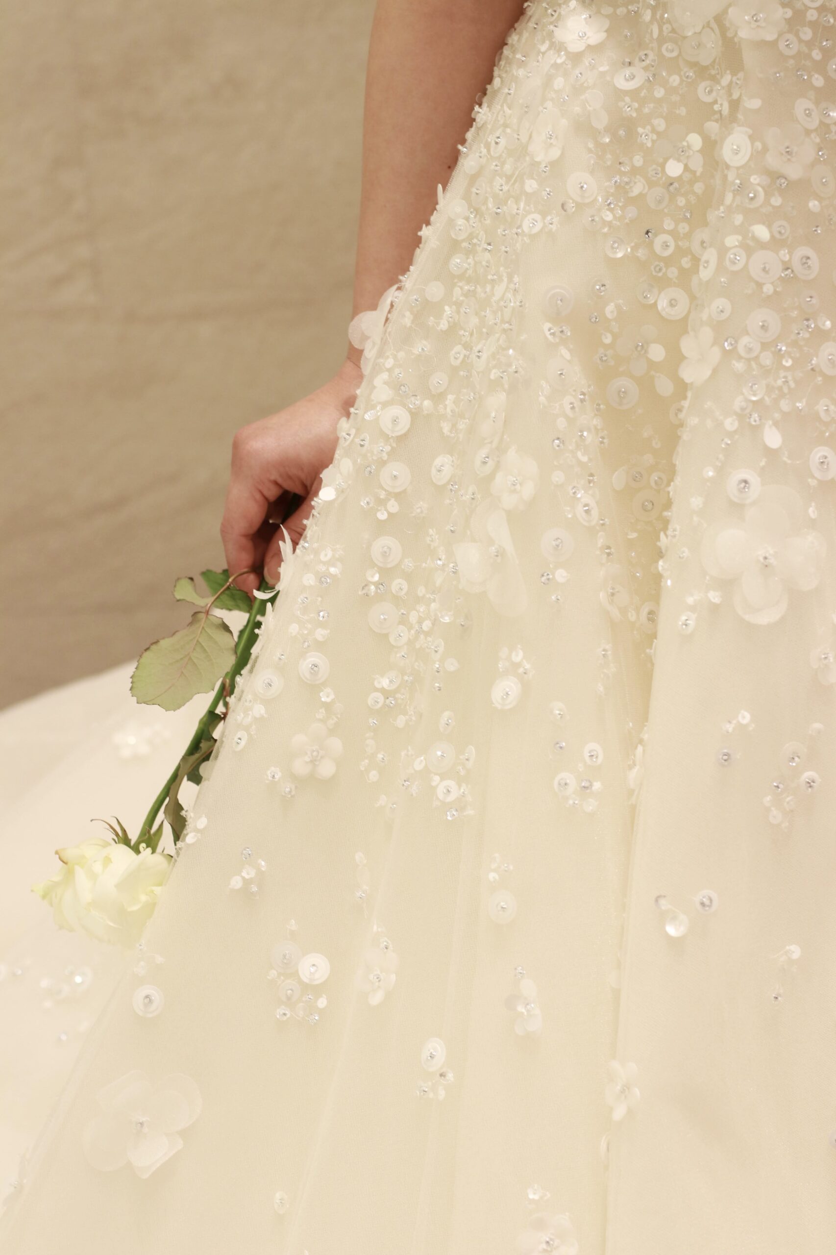 ザトリートドレッシングアディション店に入荷したエリーサーブブライドのウェディングドレスのスカートのビーディングは繊細な煌めきをはなち、上質で可憐な印象を演出します