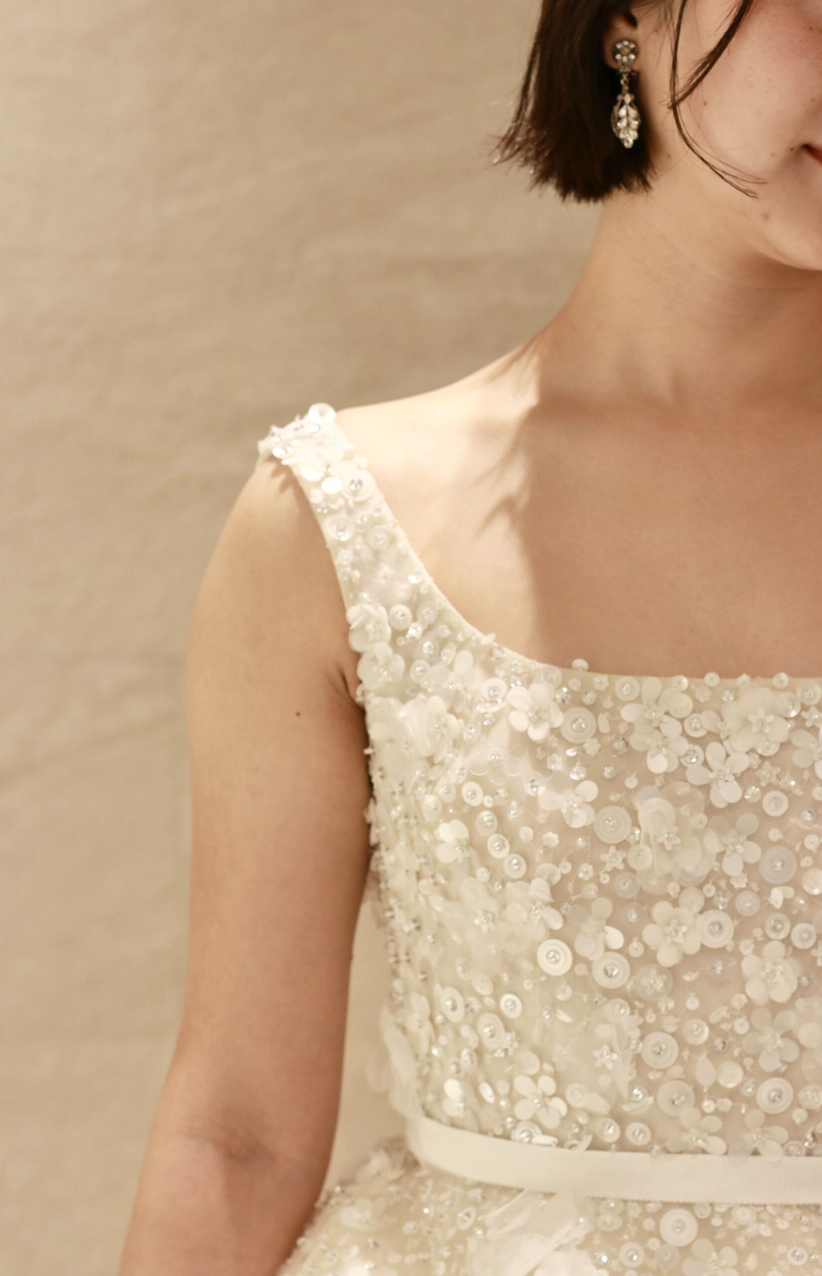 アディション店に入荷したELIE SAAB BRIDE(エリー サーブ ブライド)の新作ウェディングは柔らかなアイボリーのチュールの上に繊細かつ上品なビーディングがデザインされた特別感たっぷりのデザインです