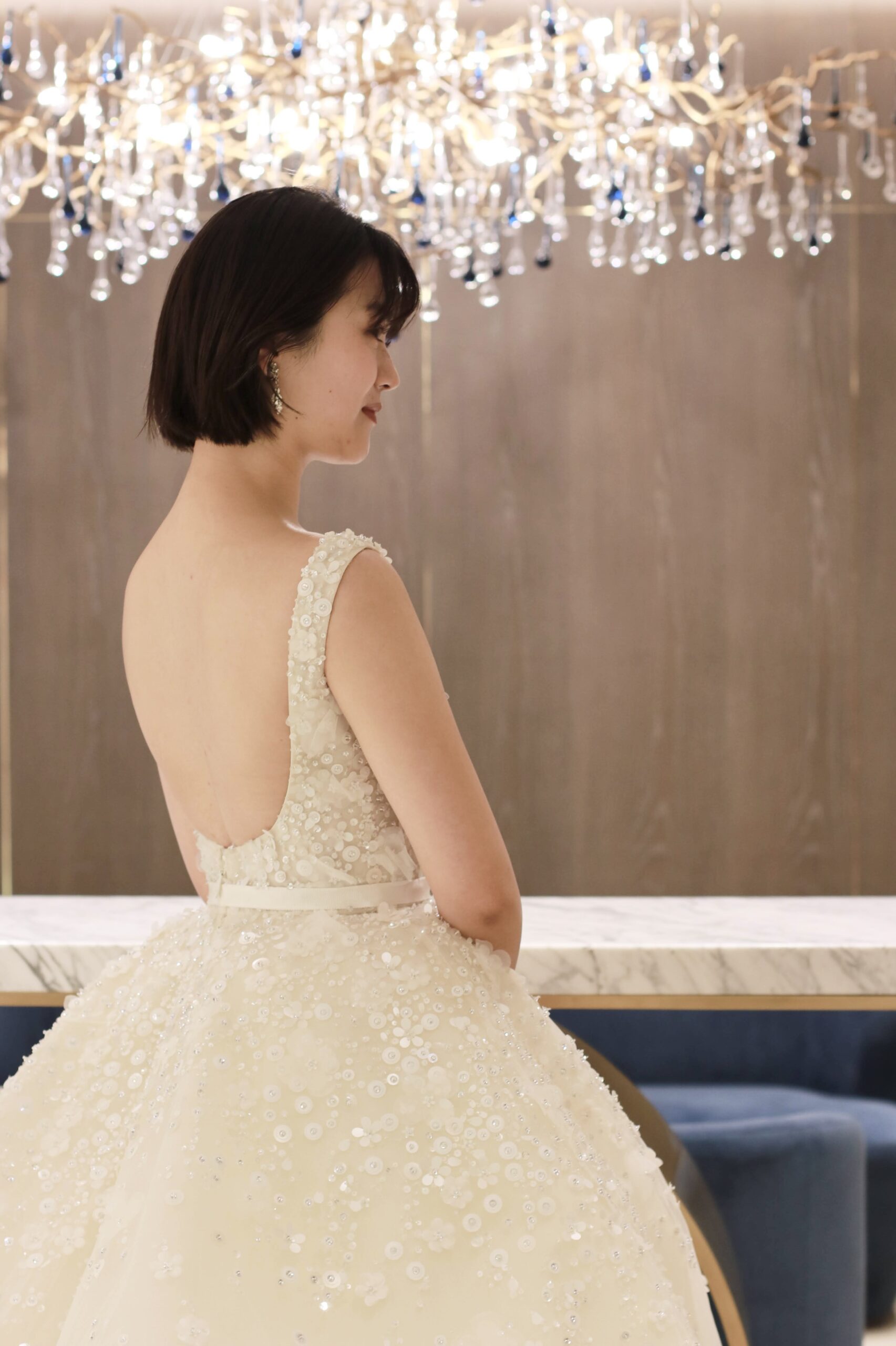 世界中の女性を魅了し続けるオートクチュールブランド、エリーサーブブライドのウェディングドレスには煌びやかなビジューとオーガンジーの3D フラワーの装飾が施され花嫁を輝かせます