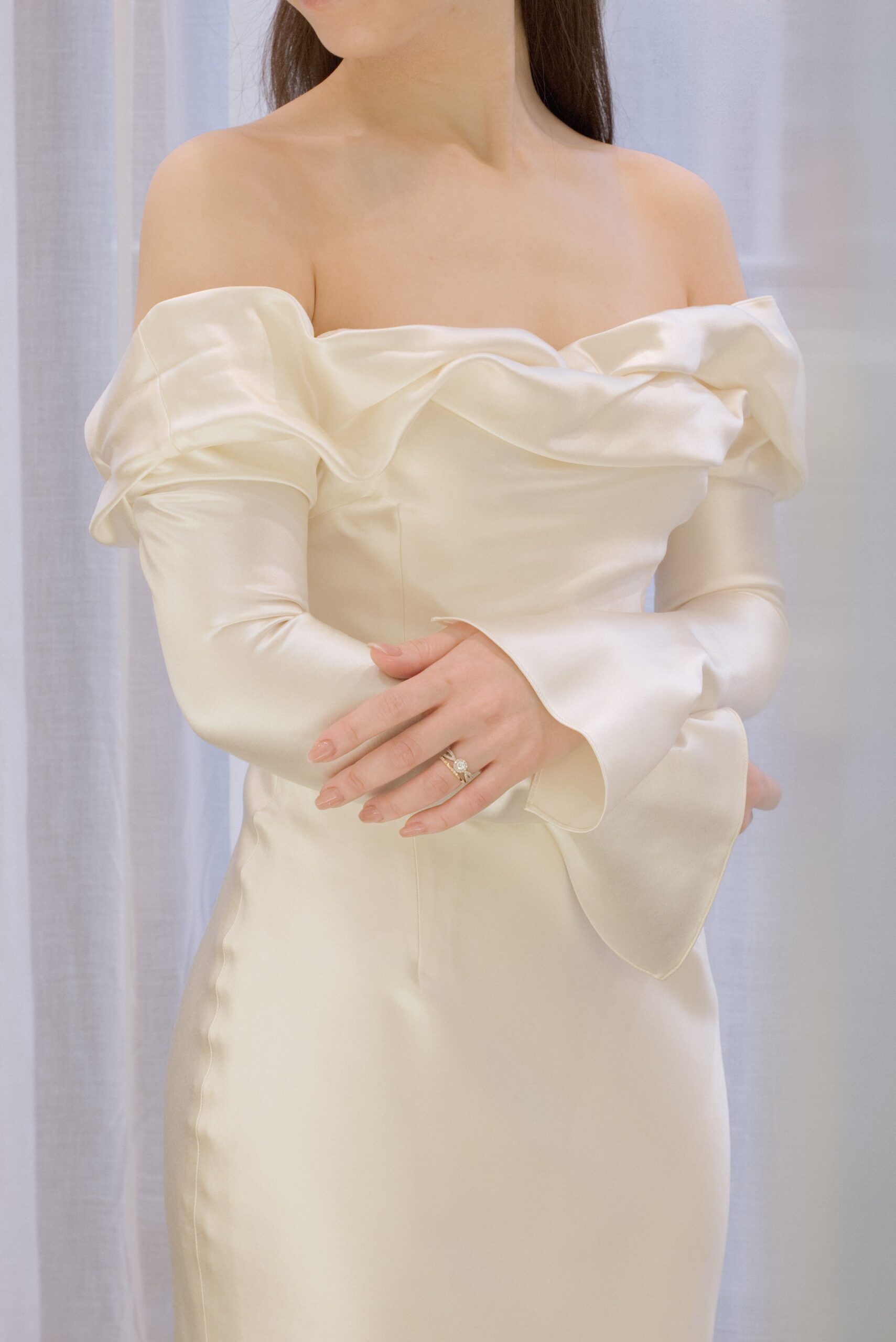 ザトリートドレッシングアディション店に入荷したのはヴェラウォン ブライドから独立したデザイナー、ダニエルフランケルが手掛けるオフショルダーのスレンダーラインのウェディングドレスです