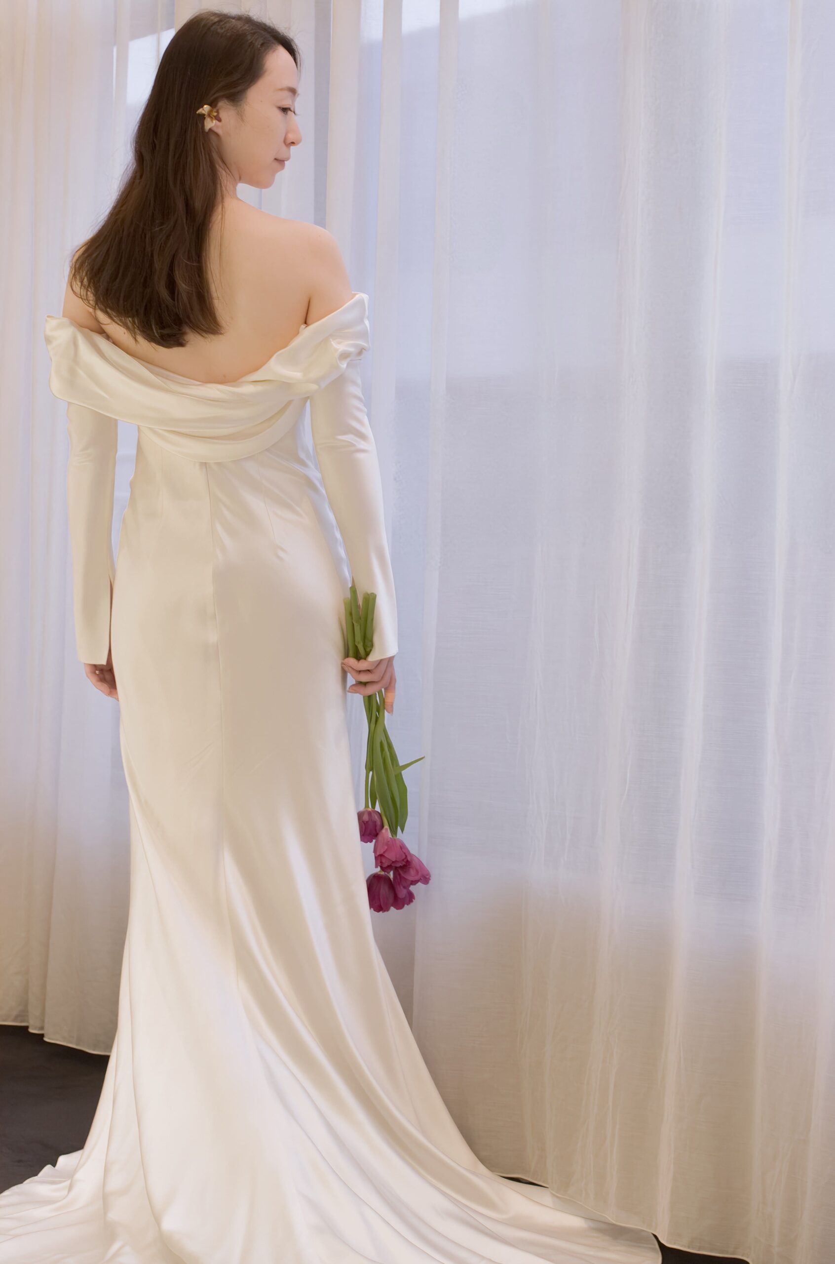 THE TREAT DRESSING ADDITION店よりご紹介する春の結婚式にぴったりな花嫁の披露宴スタイルは、エアリーなダウンヘアにゴールドのイヤリングと、チューリップをシンプルに束ねたブーケがお洒落なコーディネートです