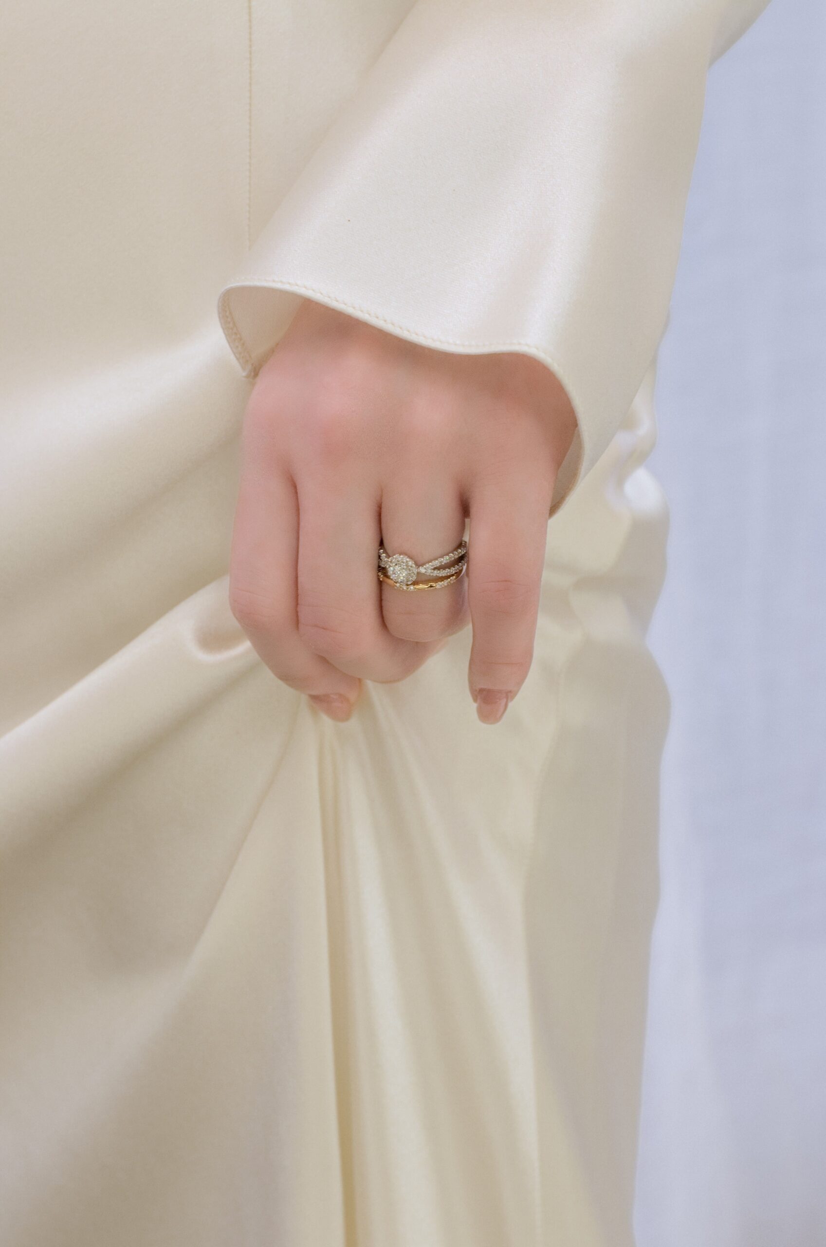 結婚式の衣裳を手掛けるザトリートドレッシングのジュエリーブランド、JOIE de treatの結婚指輪と婚約指輪はシルクの艶が綺麗なウェディングドレスにぴったりです