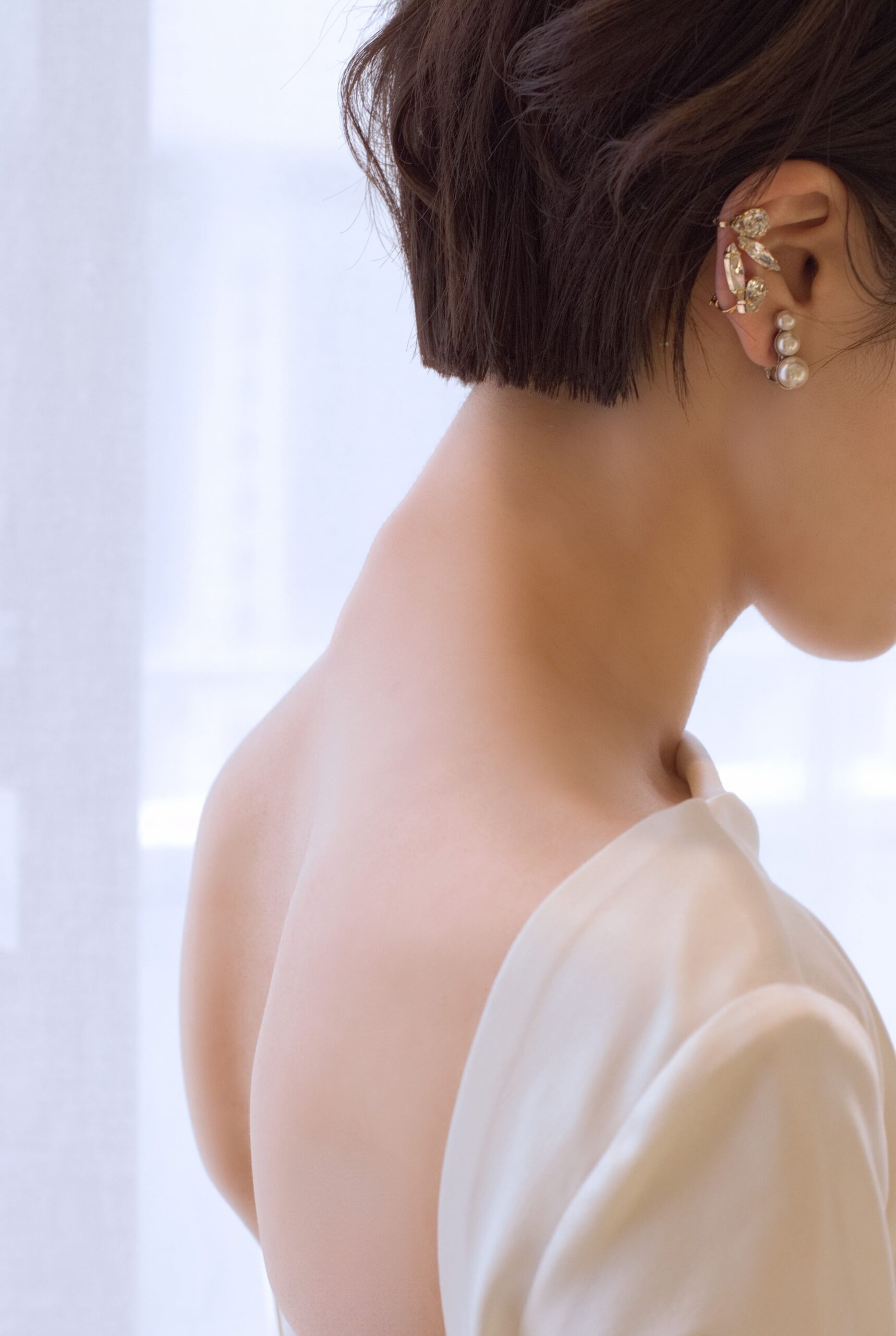 トリートドレッシングがご提案するお洒落なアクセサリーは、きらきらとしたシルバーのイヤリングをイヤーカフのように重ね、変形デザインが素敵なパールのイヤリングを合わせた、シンプルかつ華やかなコーディネートです