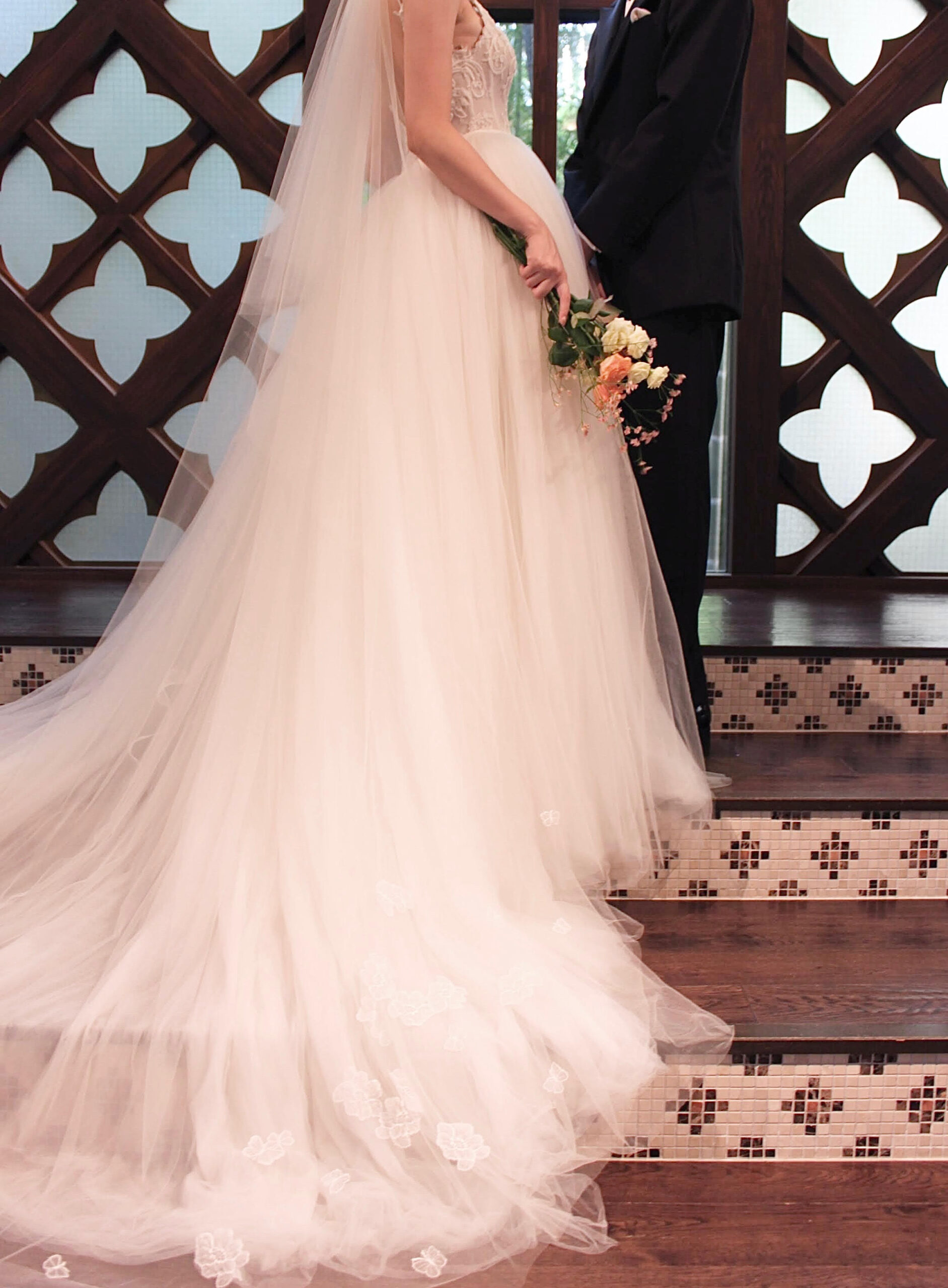 春夏におすすめのモニークルイリエのチュールがたっぷり使われたウェディングドレス