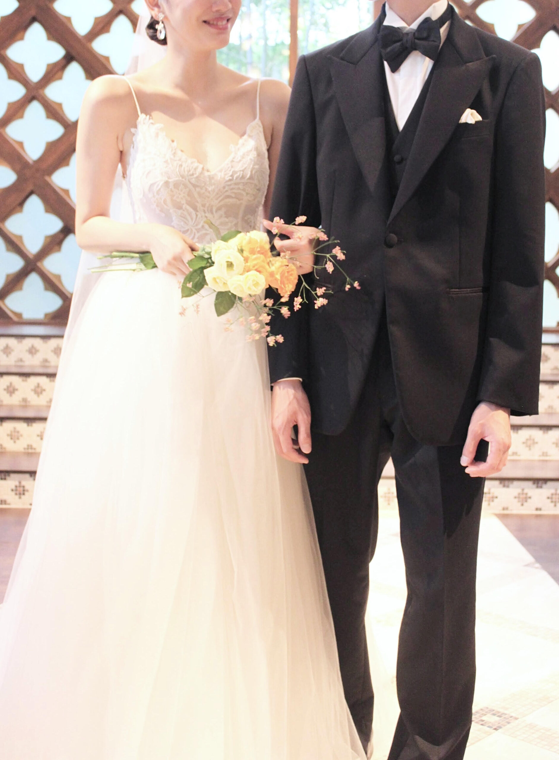 ナチュラルな印象でお召しいただけるモニークルイリエのプリンセスラインのウェディングドレス