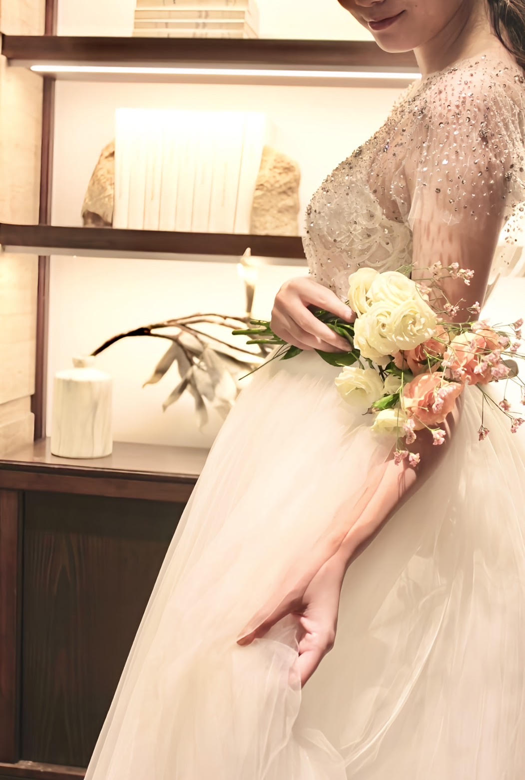 披露宴スタイルにおすすめなビジューが付いたボレロ