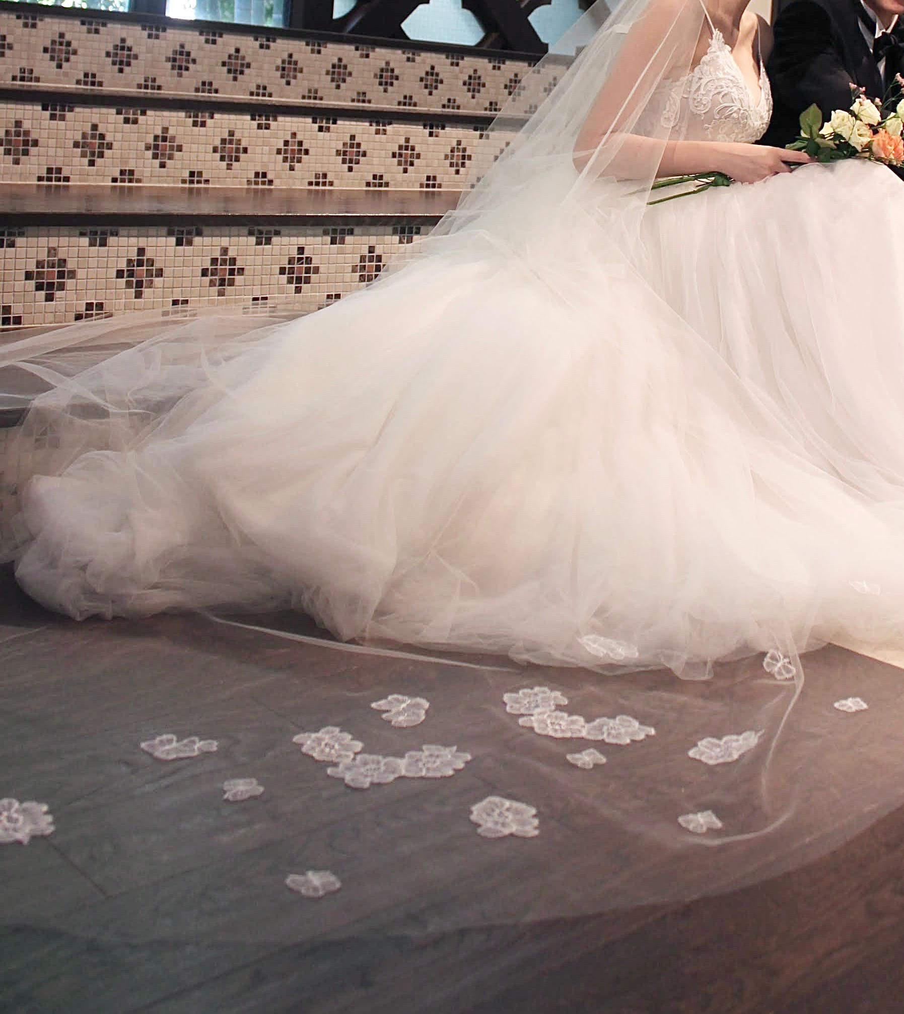 MoniqueLhillierのチュールがたっぷり使われたウェディングドレスにおすすめなお花のレースベール