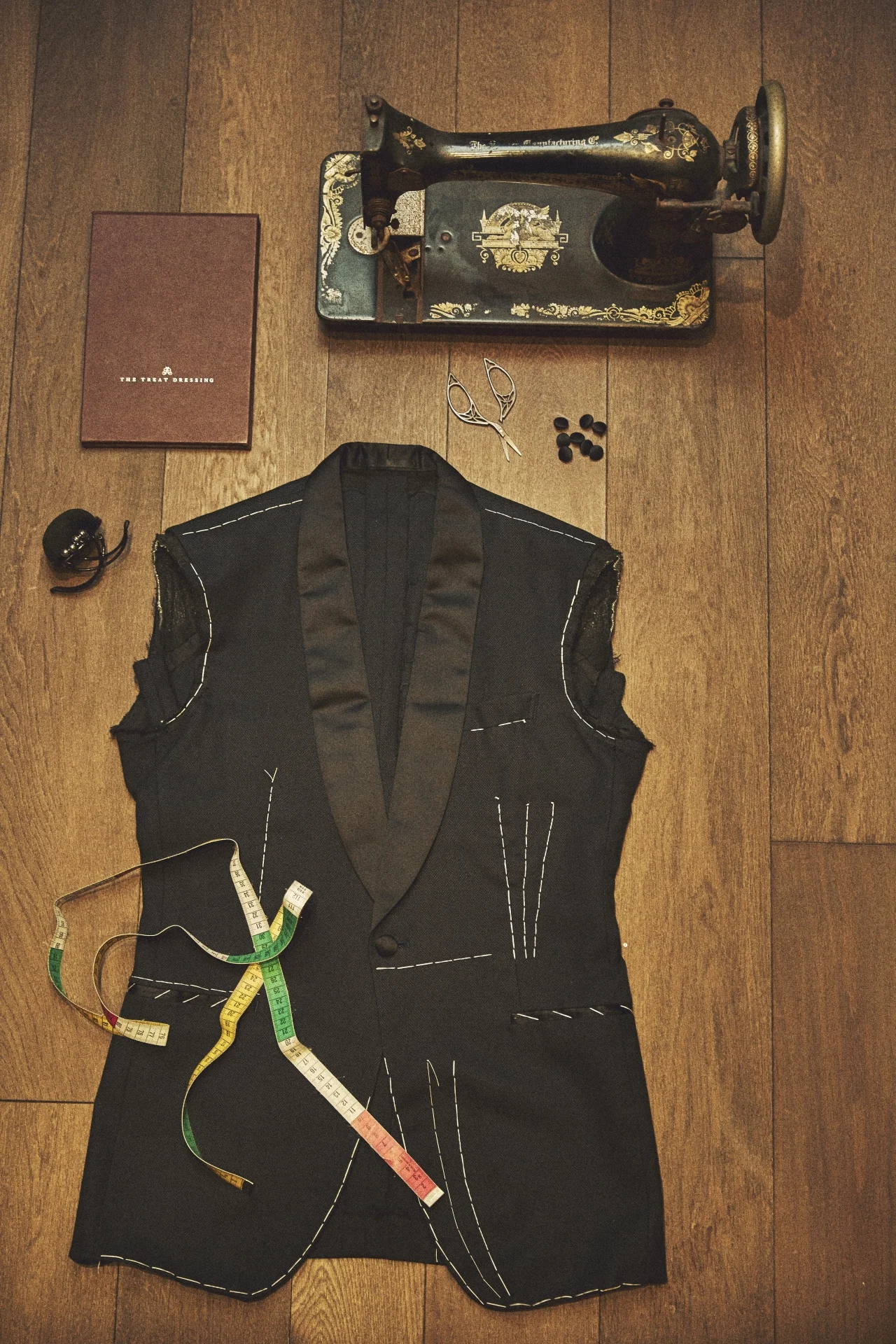 オーダータキシードはお体に合わせて採寸し仕立ててまいります