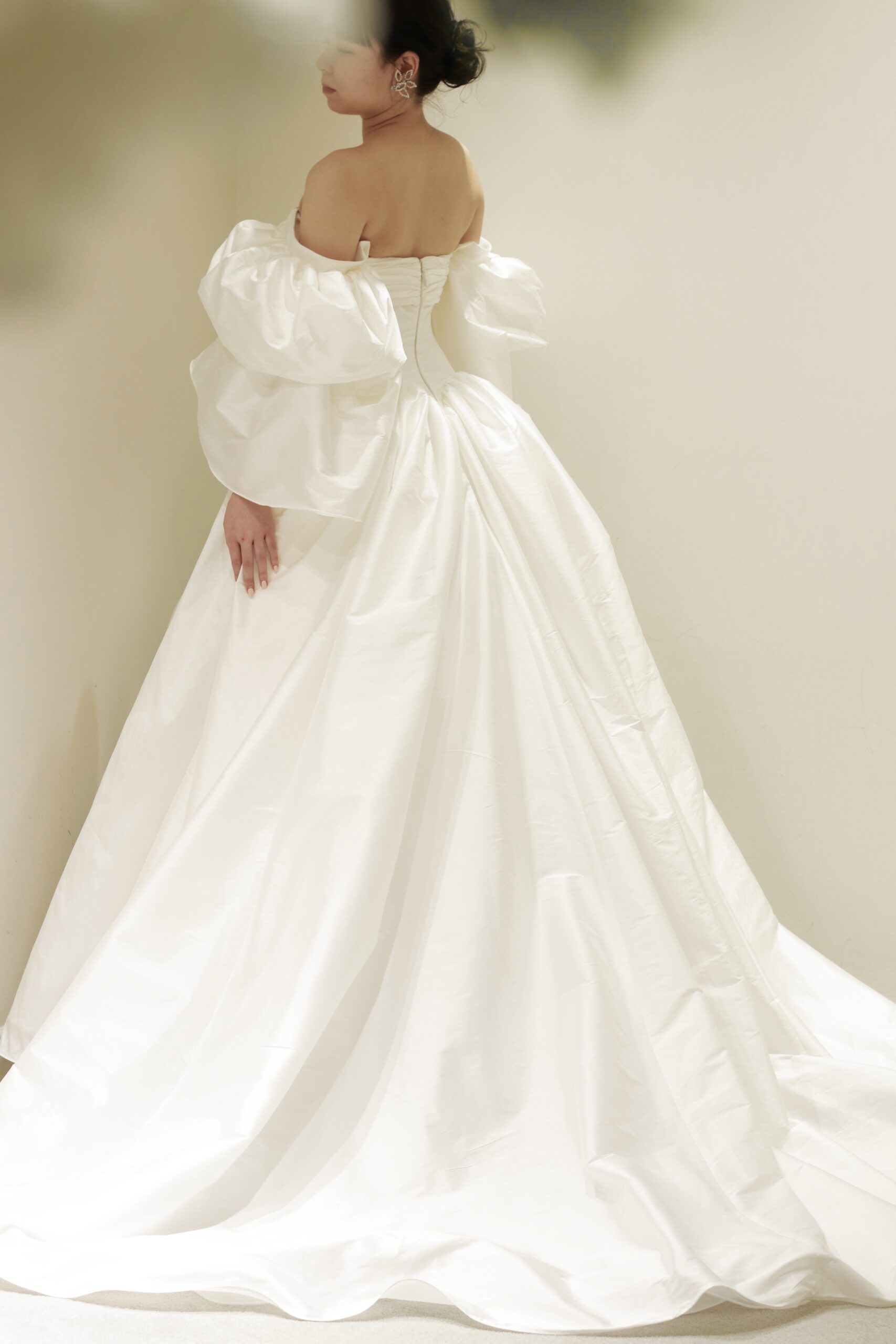 人気ドレスショップ、ザトリートドレッシングに入荷したインポートのシルクタフタが美しいプリンセスラインのウェディングドレス