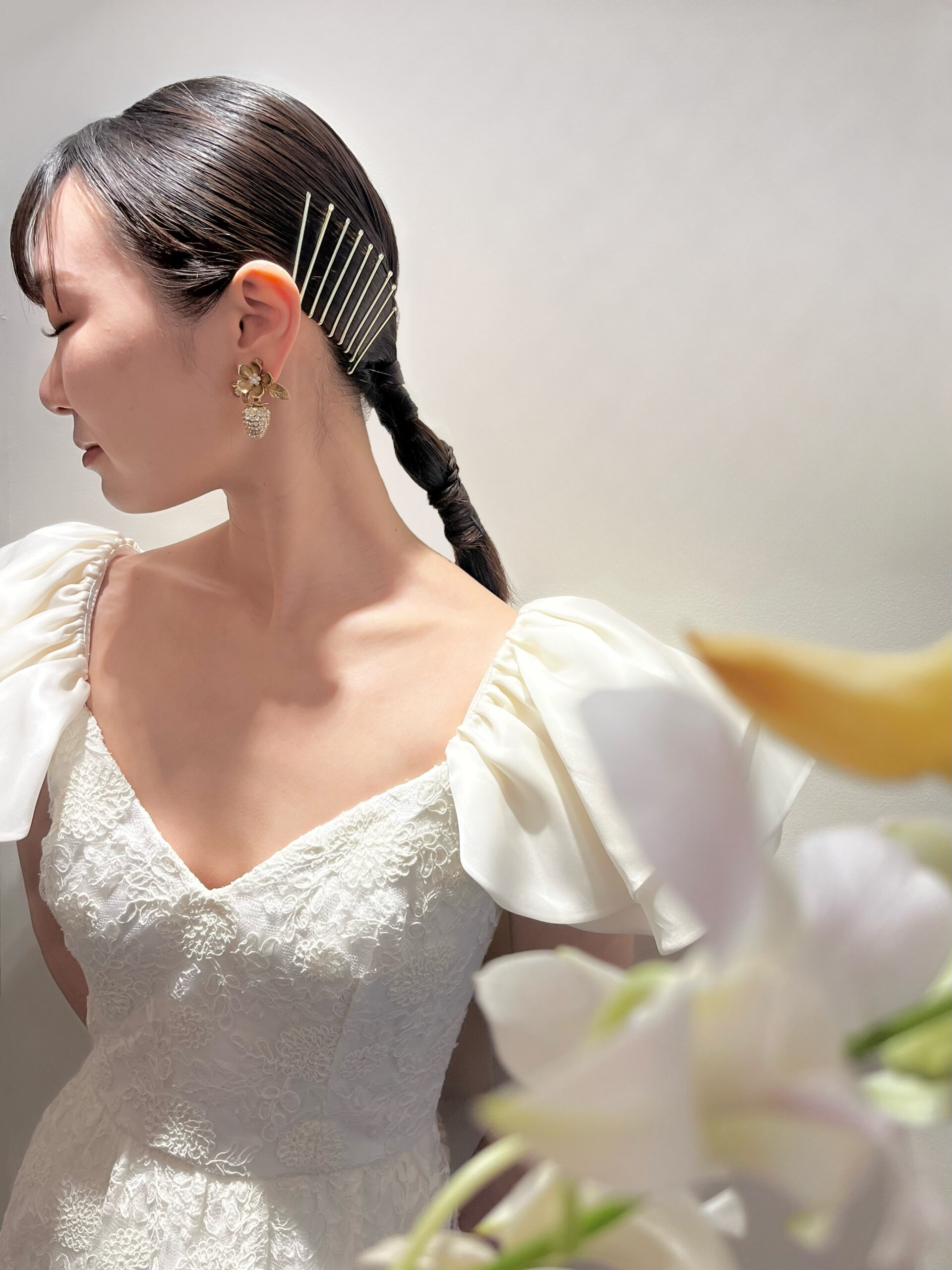 おしゃれな街並みの神戸エリアに映える刺繍が素敵なマルカリアンのウェディングドレスにゴールドピンとゴールドイヤリングを合わせたおしゃれなコーディネートのご紹介