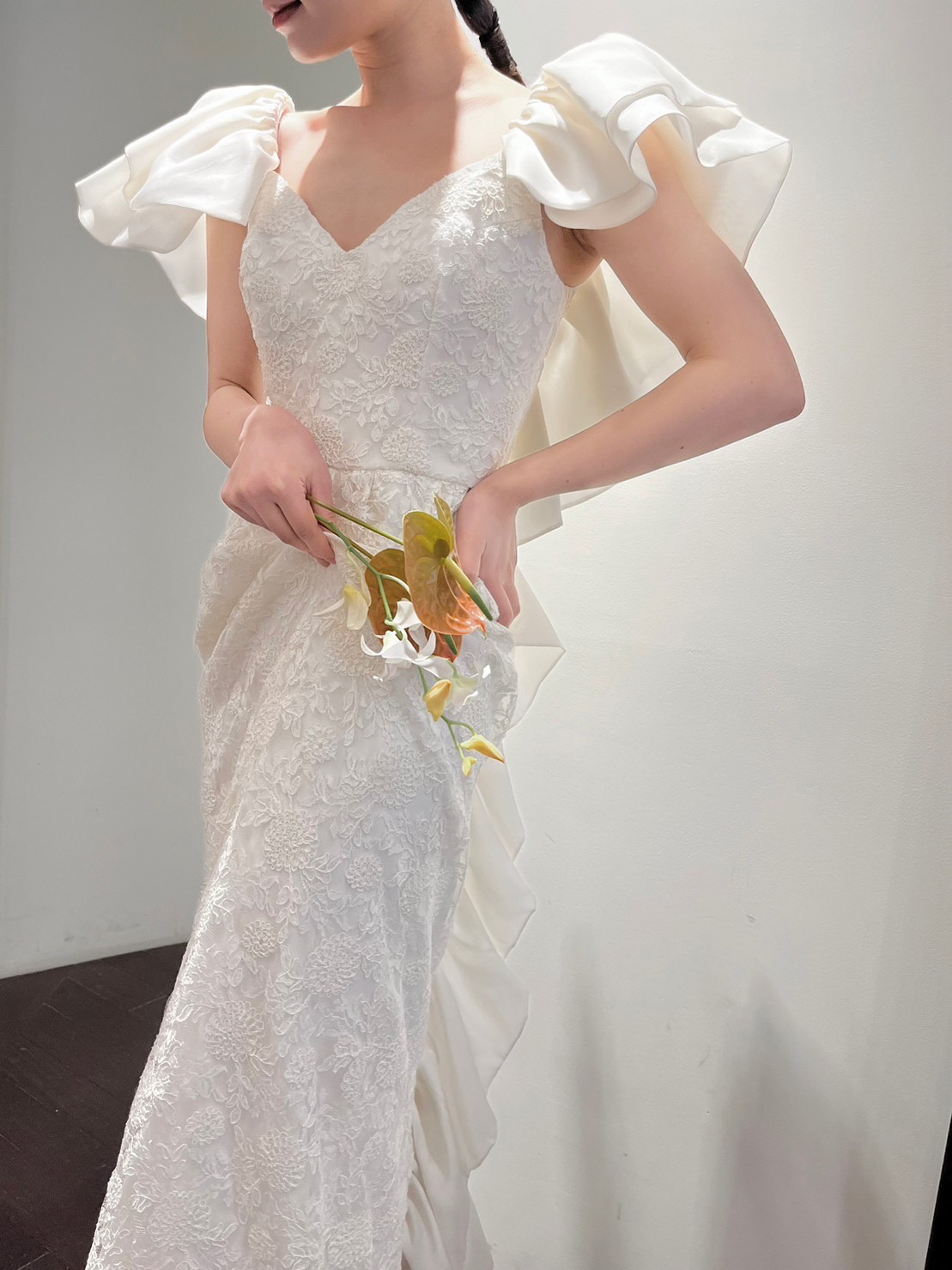 おしゃれで一癖あるコーディネートを楽しみたい関西エリアのおしゃれな花嫁におすすめの新作のマルカリアンのスレンダーラインのウェディングドレス