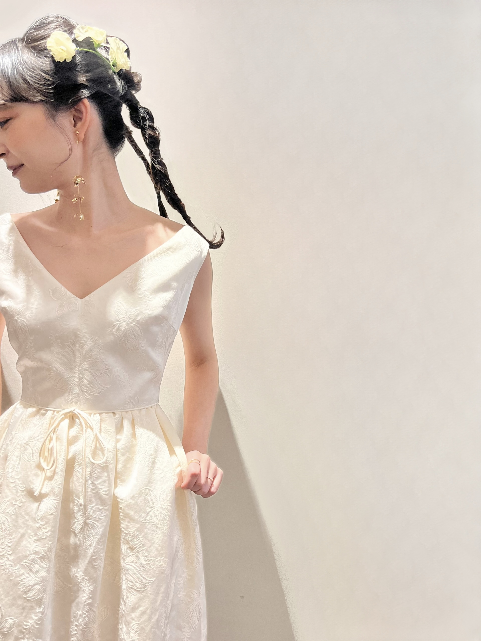 神戸エリアでおしゃれな前撮りをお考えのプレ花嫁にトリートドレッシング神戸店がおすすめしたいマルカリアンのリラックス感あるスレンダーラインのウェディングドレスに華奢なゴールドイヤリングを合わせた大人なスタイリングのご紹介