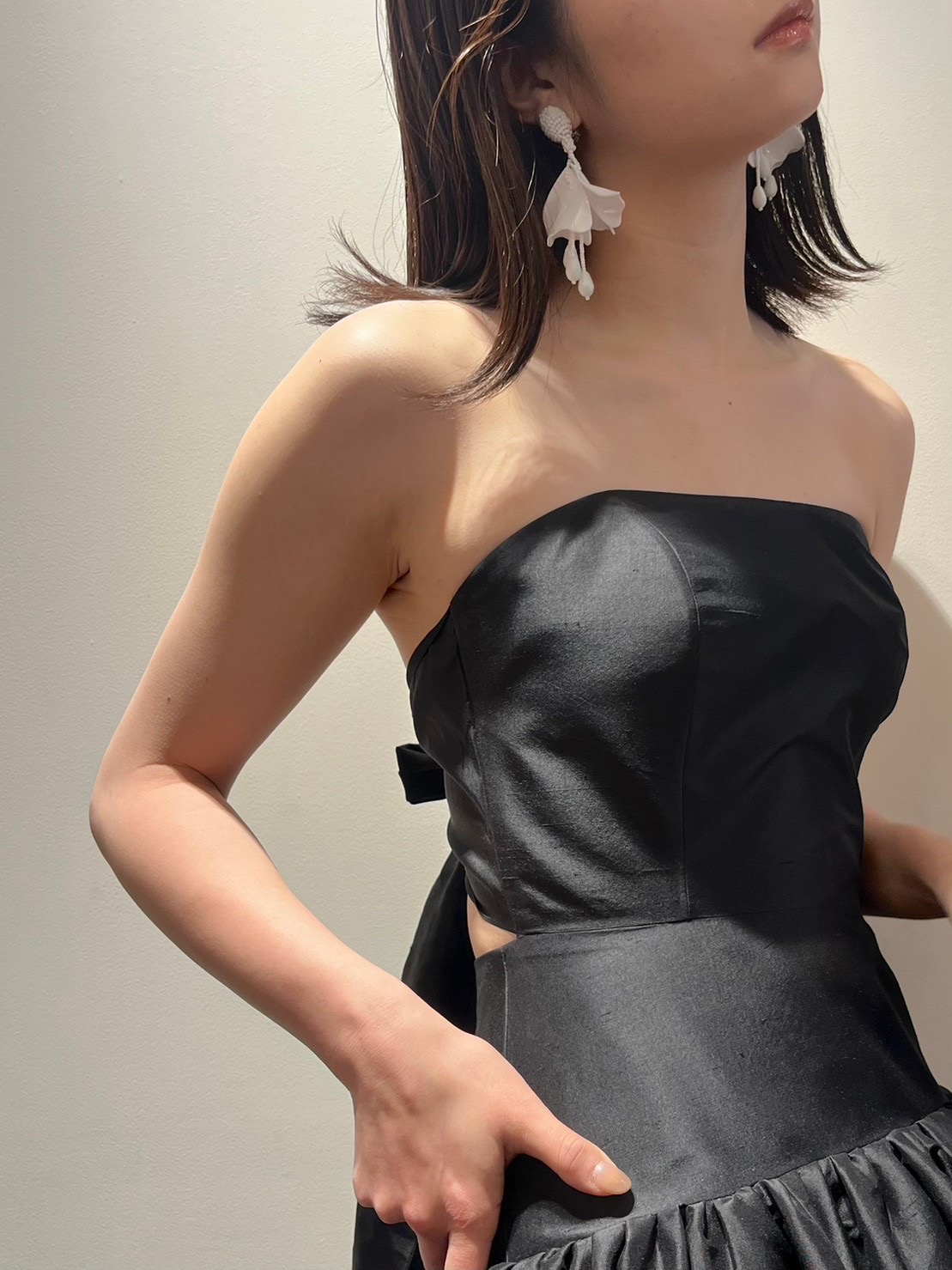 プレ花嫁や神戸エリアで結婚式と前撮りを検討中の花嫁におすすめのトリート神戸で取り扱いしているトリート メゾンのブラックのカラードレス