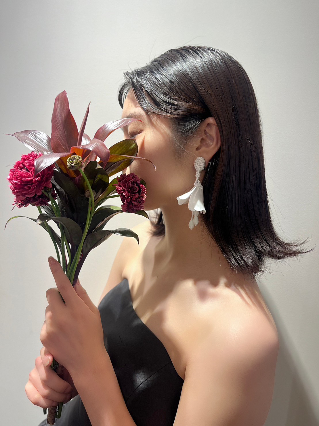 トリート神戸店で取り扱っているお式や前撮りにお勧めのブラックのカラードレスのご紹介とワインレッドのブーケ