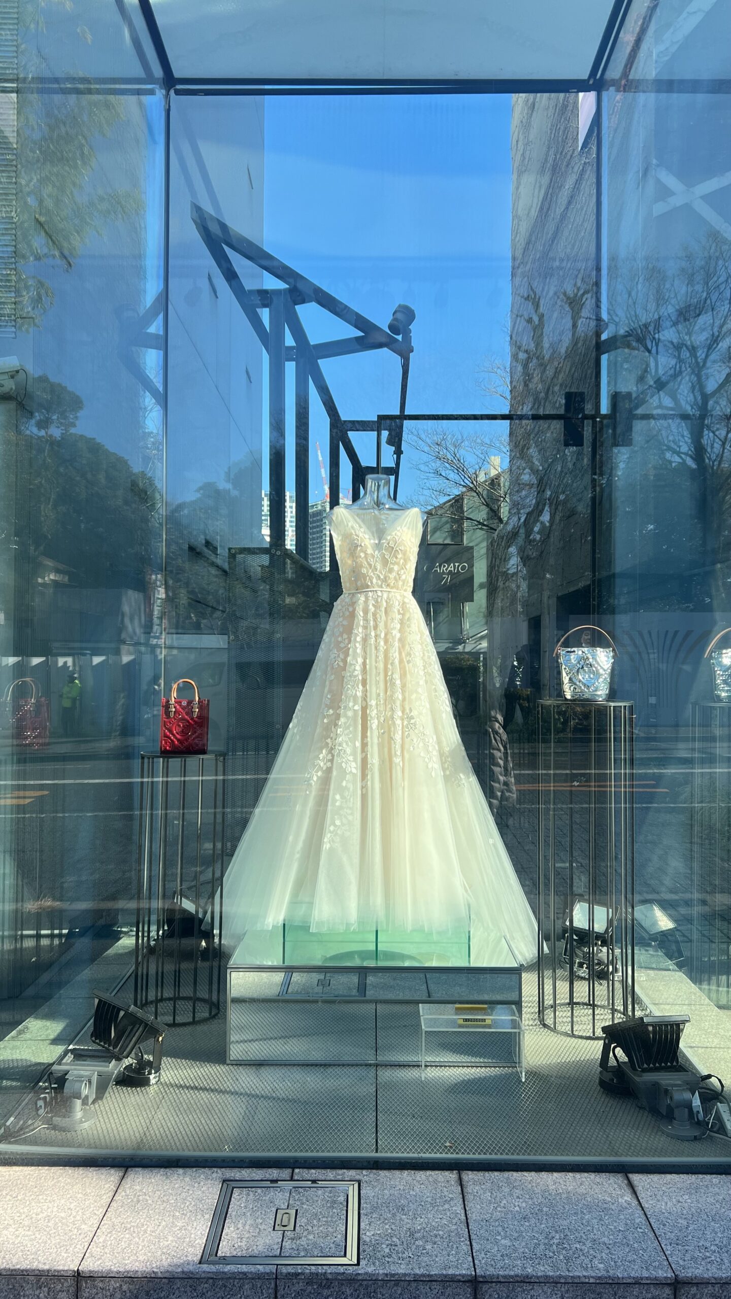 広瀬すずさんがドラマで着用されたオスカーデラレンタのウェディングドレスはザトリートドレッシングでお取り扱いしています。