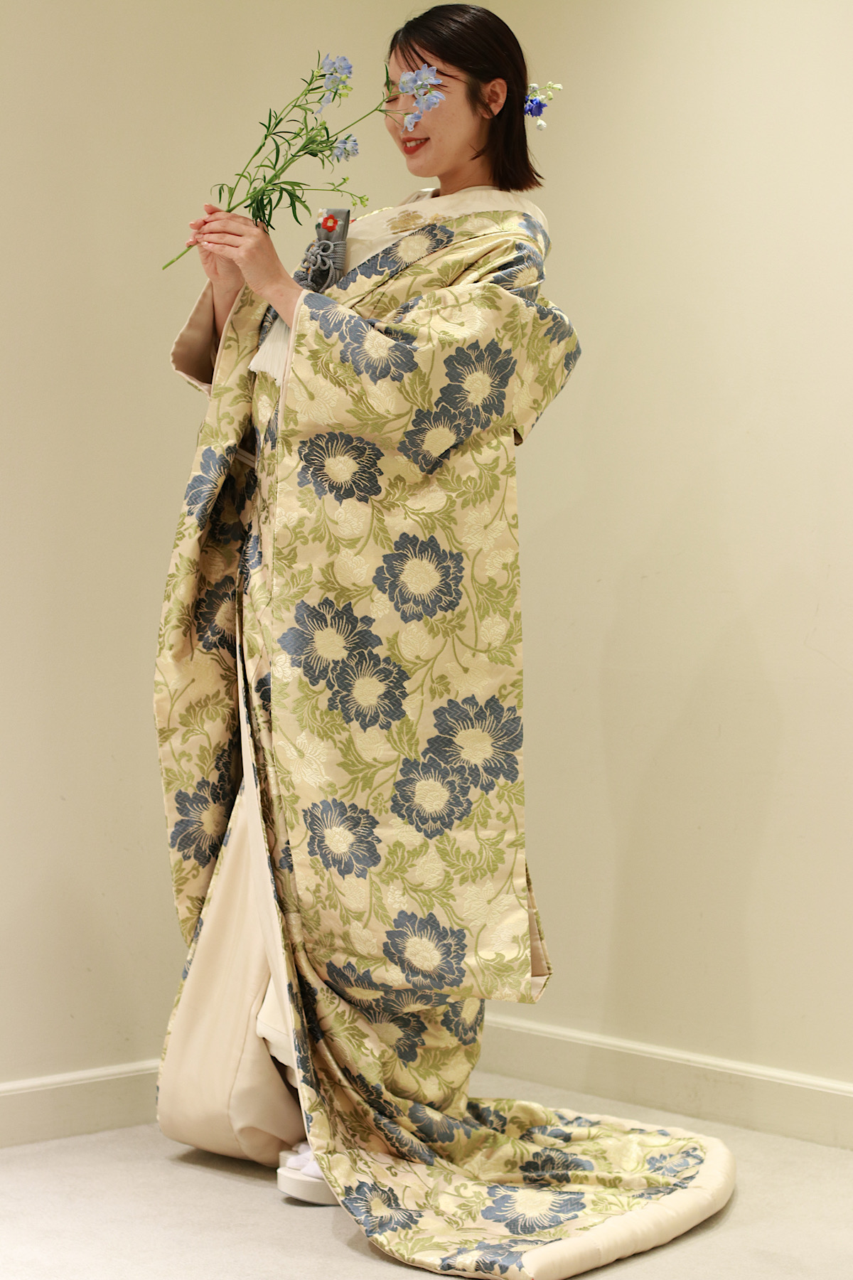 THETREATDRESSINGへ入荷したトリートオリジナルの新作色打掛、ショートボブをピタっと外ハネにアレンジした花嫁がモダンに着こなしています