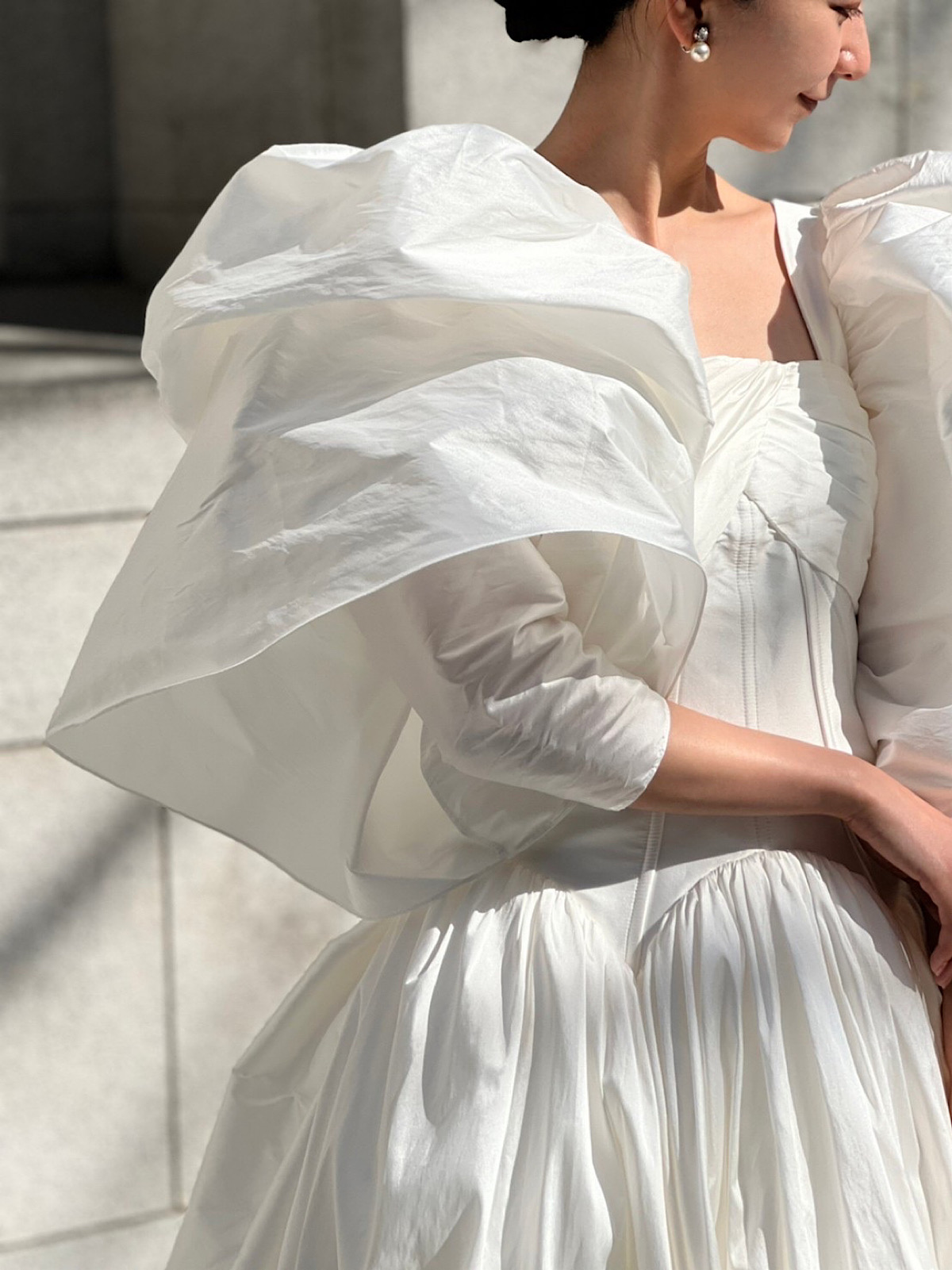 立体感のあるパワーショルダーが美しいアムサーラの新作ウェディングドレス