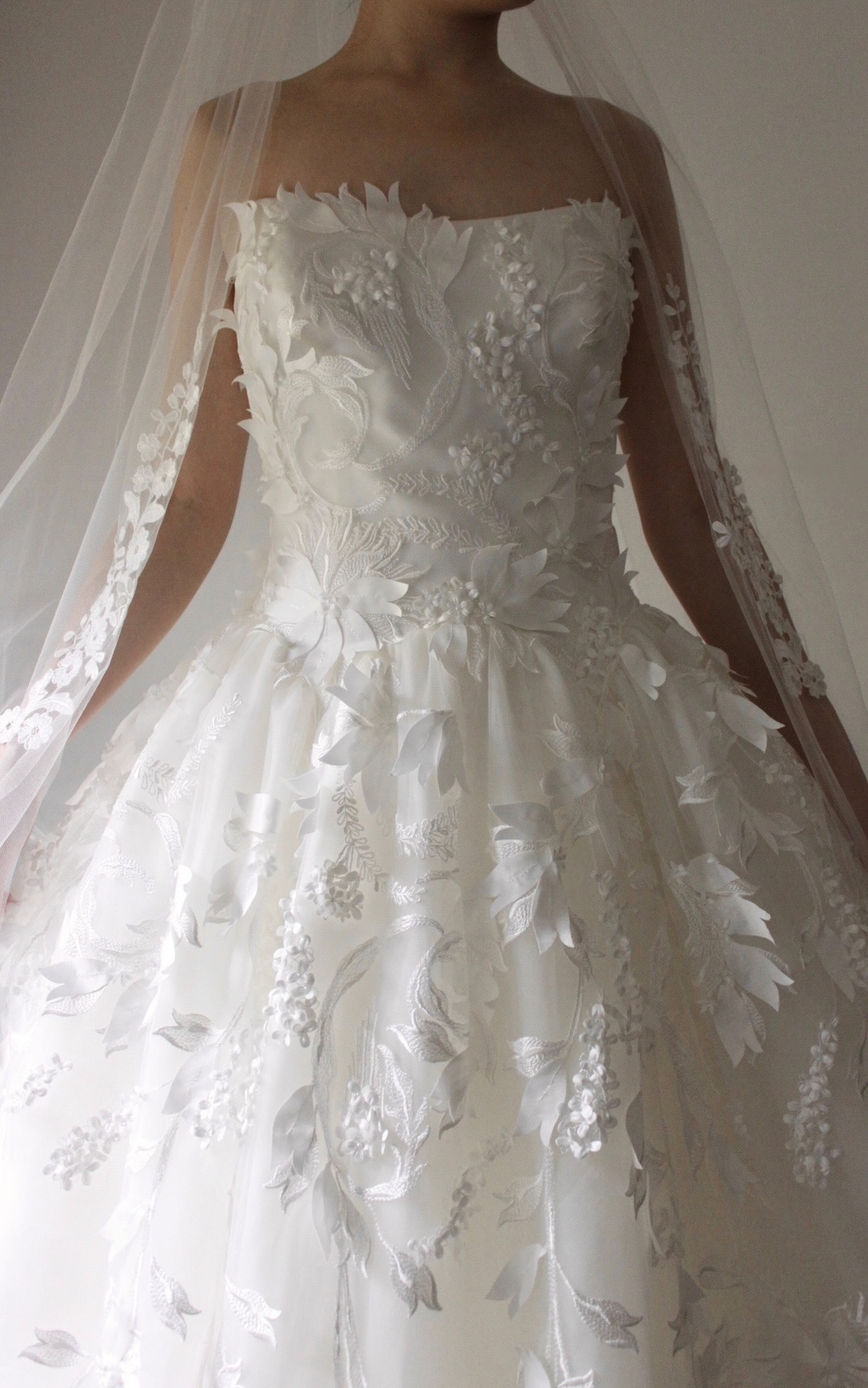 トリートドレッシング京都店がお取り扱いをしているアムサーラのウェディングドレスは3Dフラワーがかわいい