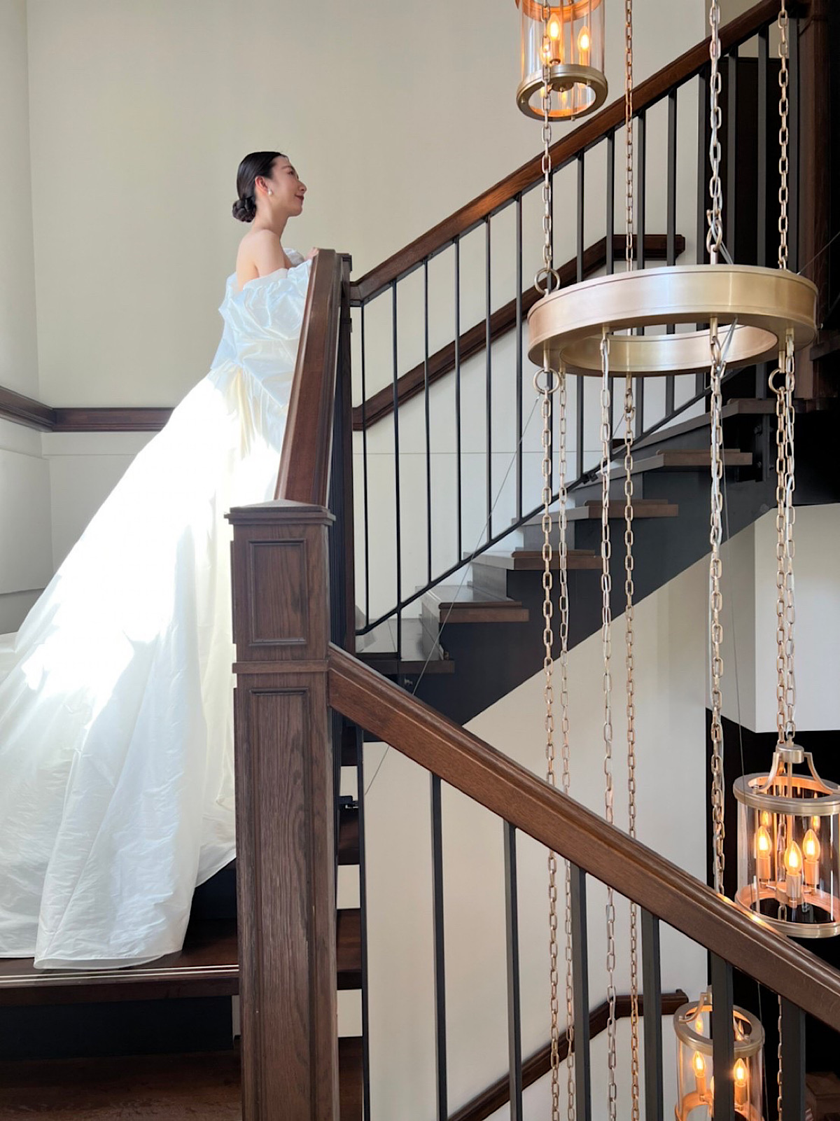 自然光が綺麗なザコンダーハウスで挙式をされる花嫁におすすめしたいアムサーラの新作ウェディングドレス