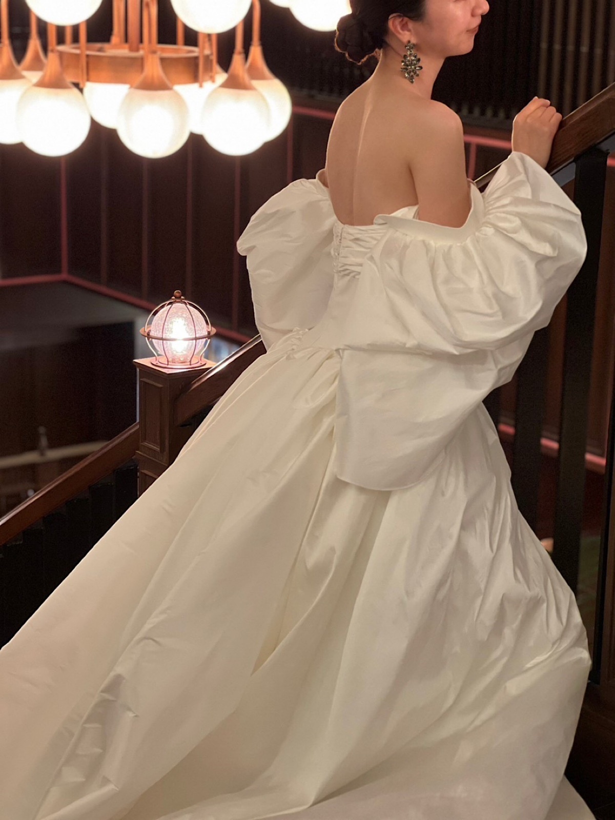 ザトリートドレッシング名古屋店の提携会場ザコンダーハウスにおすすめのモードで洗練されたオフショルダーデザインのコーディネート