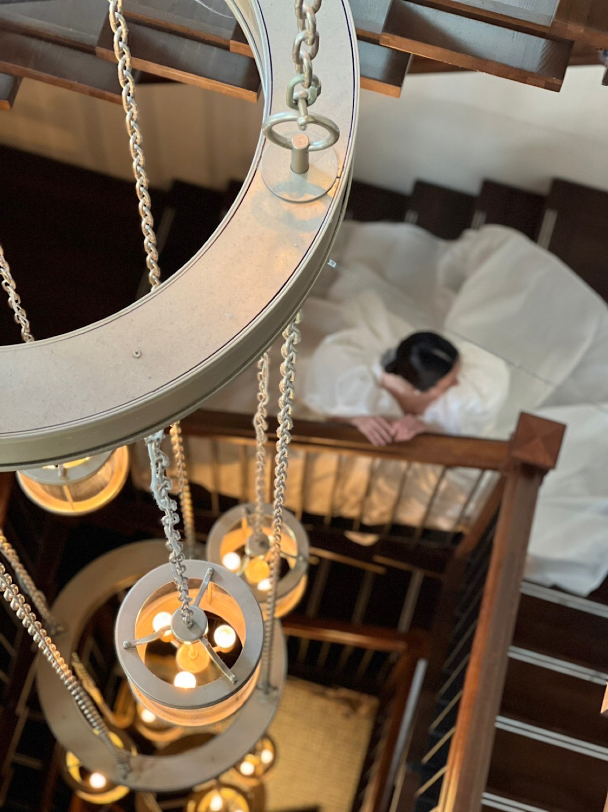 ザトリートドレッシングにて人気のアムサーラの4WAYのウェディングドレスの洗練されたコーディネート