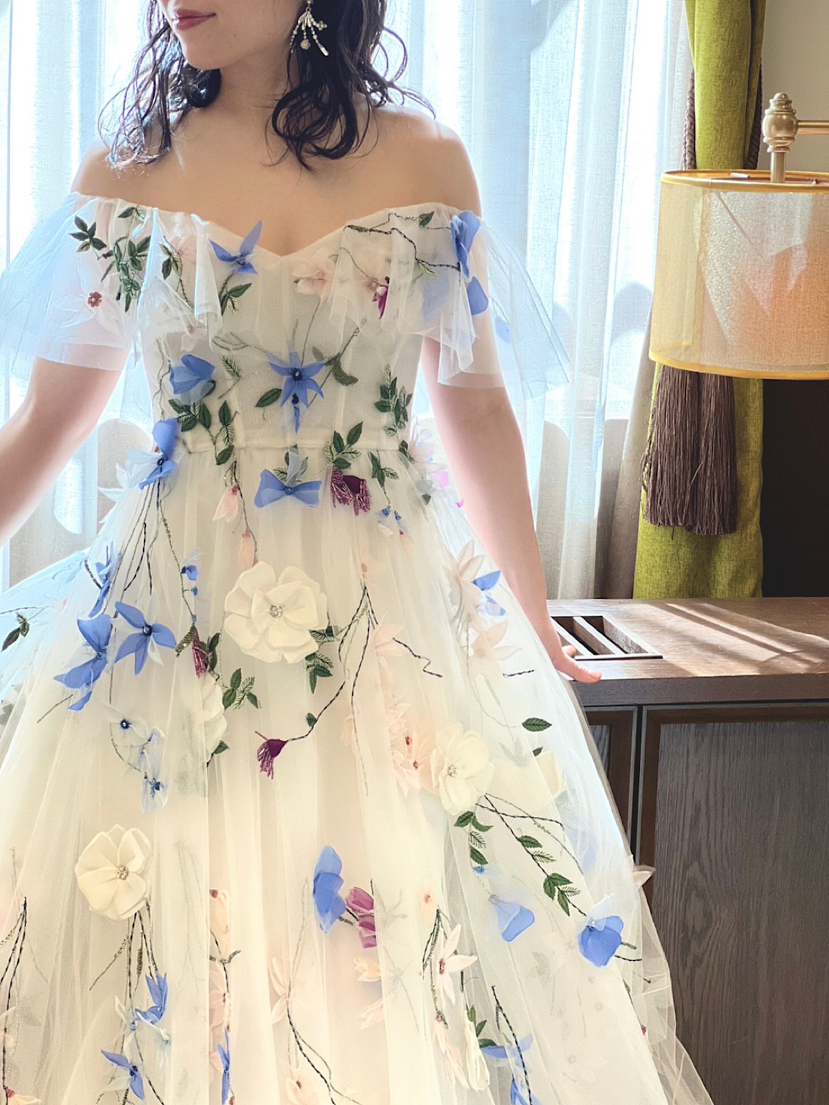 ザ トリート ドレッシング名古屋店の新作カラードレスはオフショルダーのデザインがオシャレなチュール生地のMonique Lhuillier(モニーク ルイリエ)のドレス