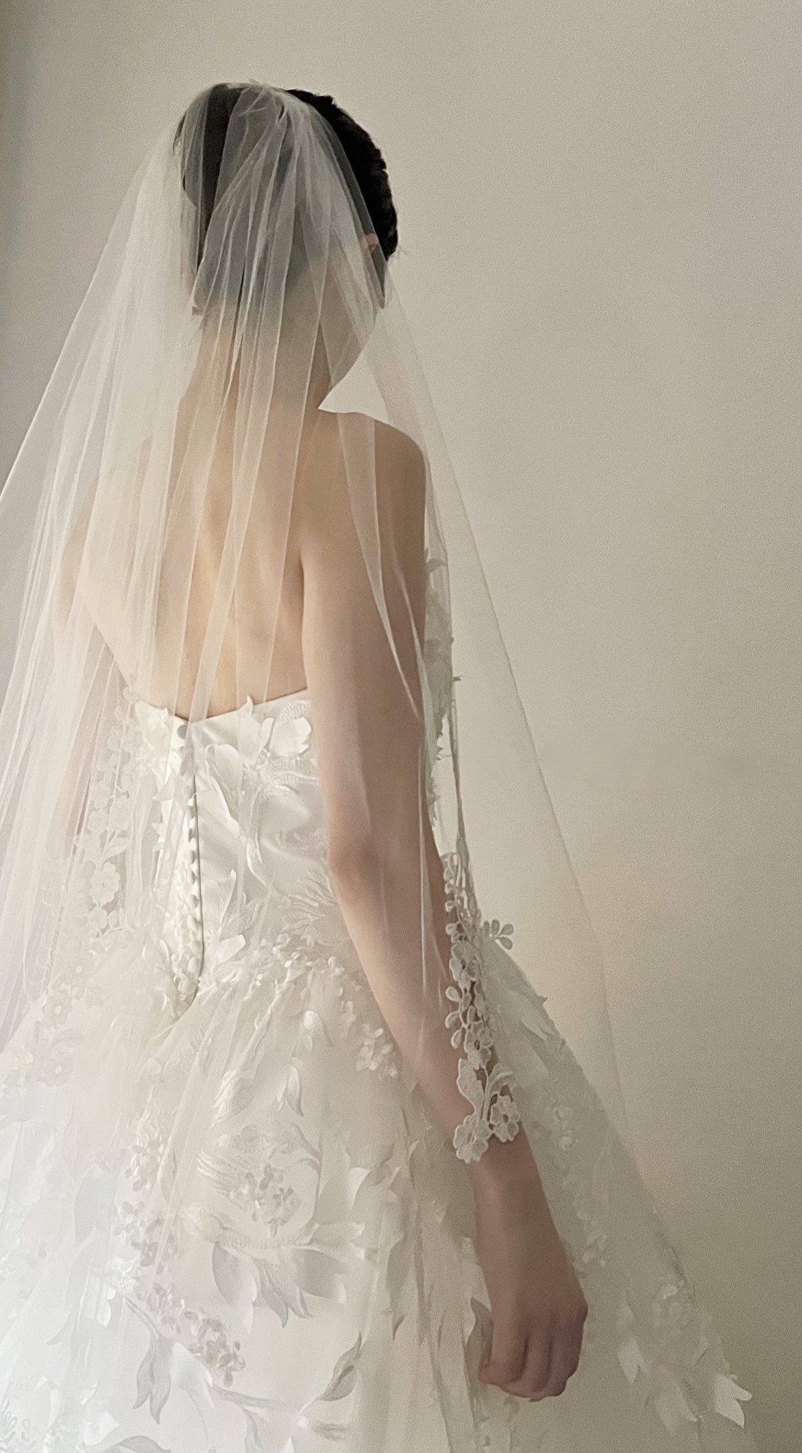 3Dフラワーのウェディングドレスに合わせるベールはサイドにレースが施されたベール