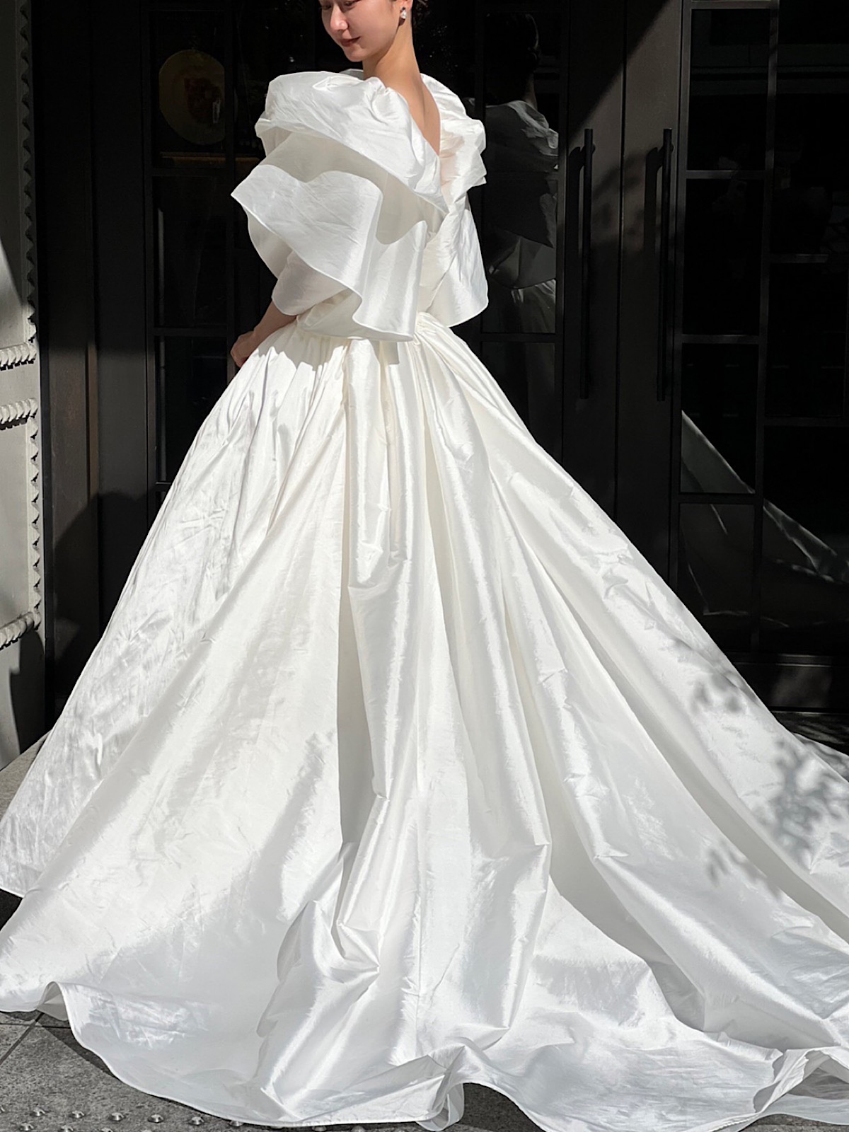 アムサーラらしいプリンセスラインのタフタ素材が軽やかな印象になる新作ウェディングドレス