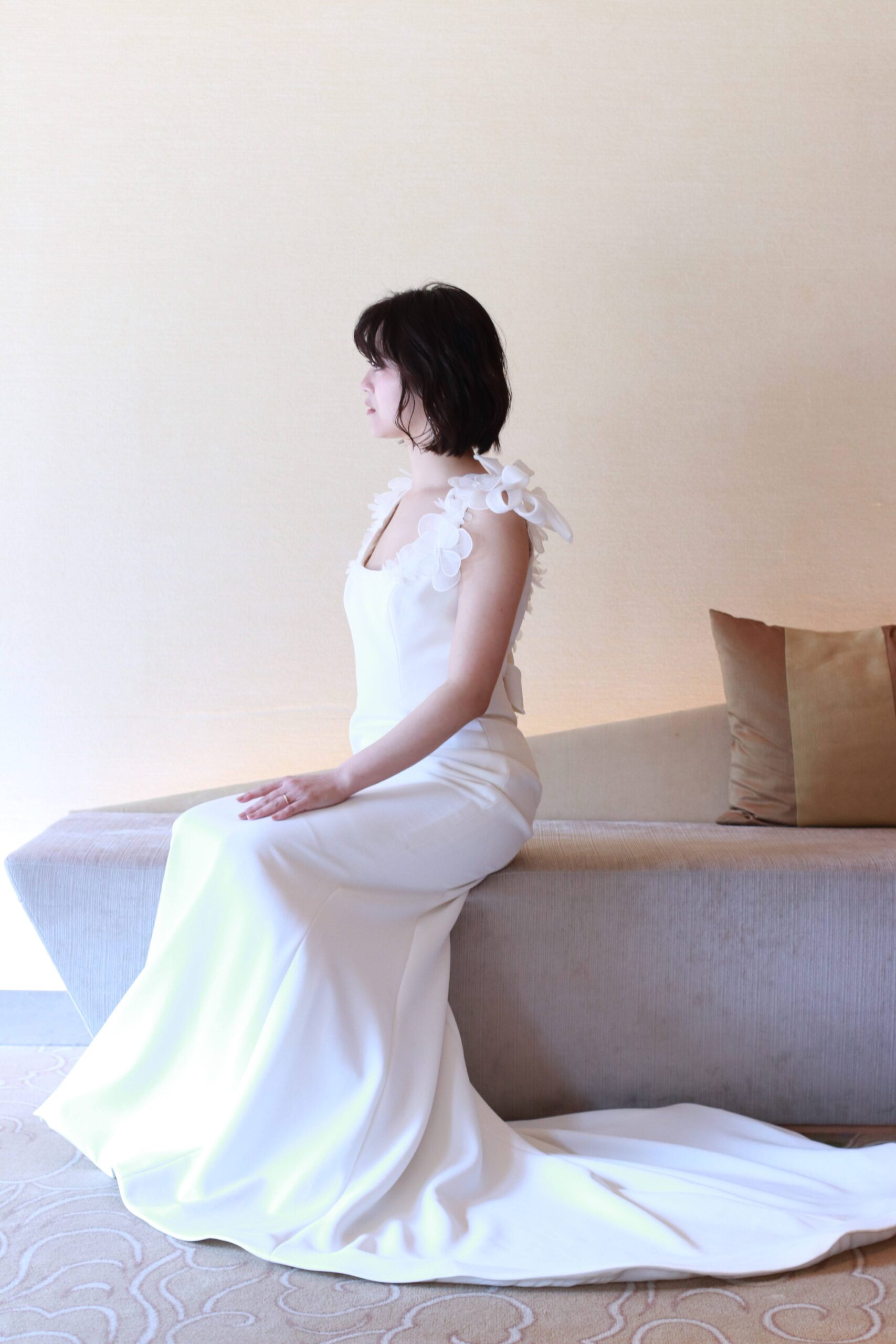 トリートドレッシングで取り扱っているクレープ素材のスレンダーラインのシルエットが美しいウェディングドレスのご紹介