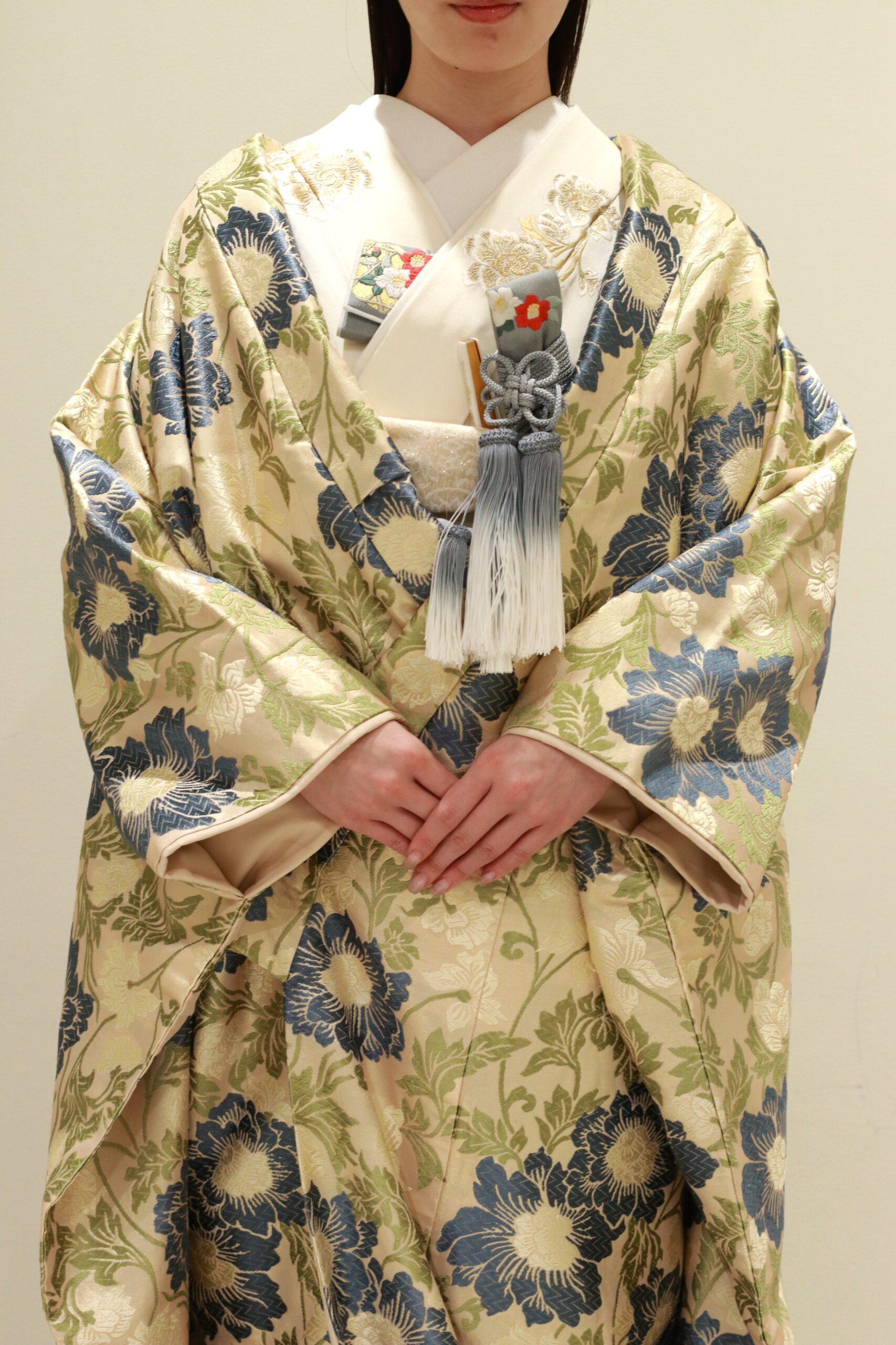 TREATでおすすめする色打掛のコーディネート、淡い色味の色打掛にグレーのお小物を合わせることでかわいらしすぎないモダンな印象に