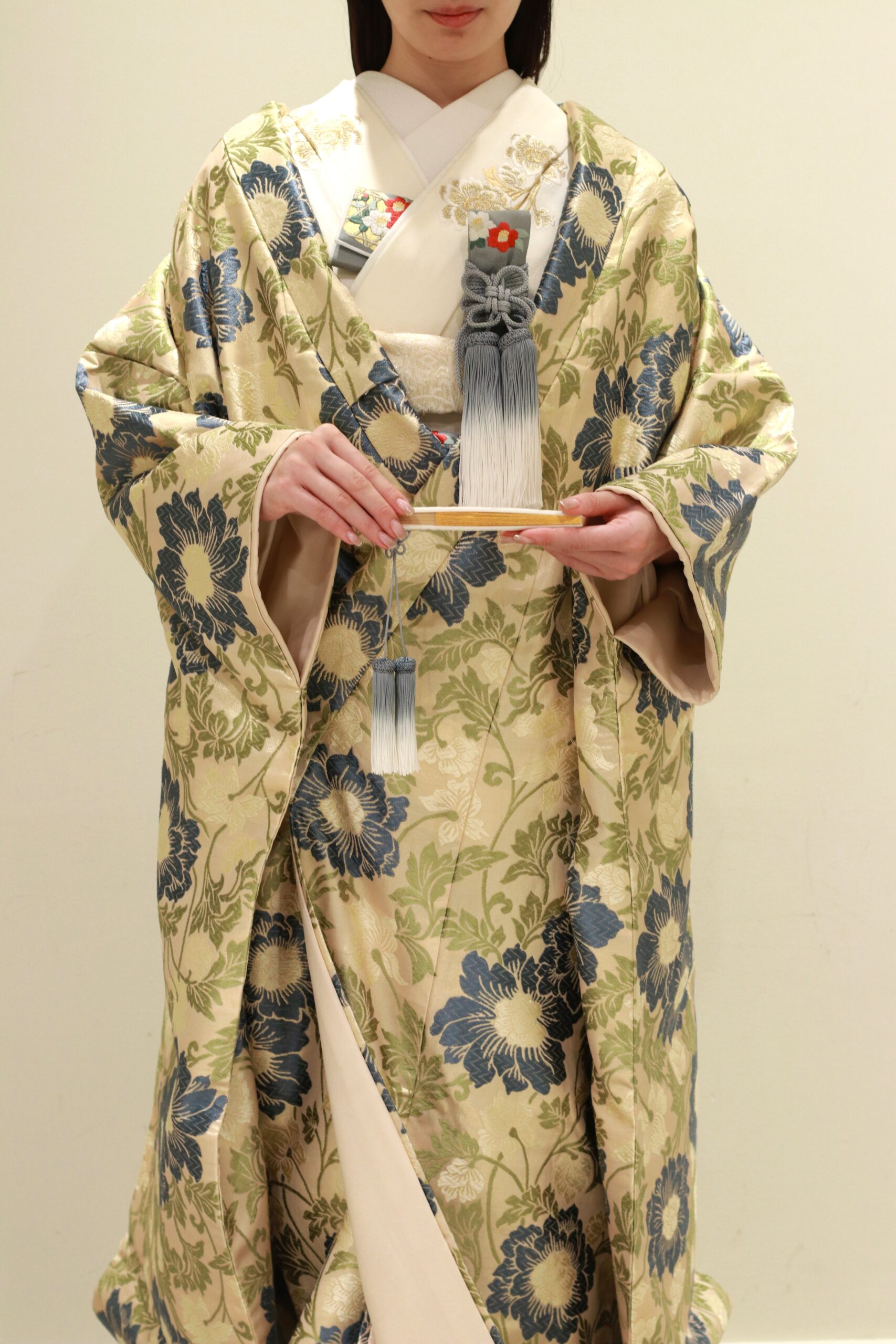 ザトリートドレッシングアディション店に入荷したトリートオリジナルの新作色打掛、春夏の結婚式や前撮りにおすすめの、柔らかい黄緑色や青色の色彩がおしゃれな印象です