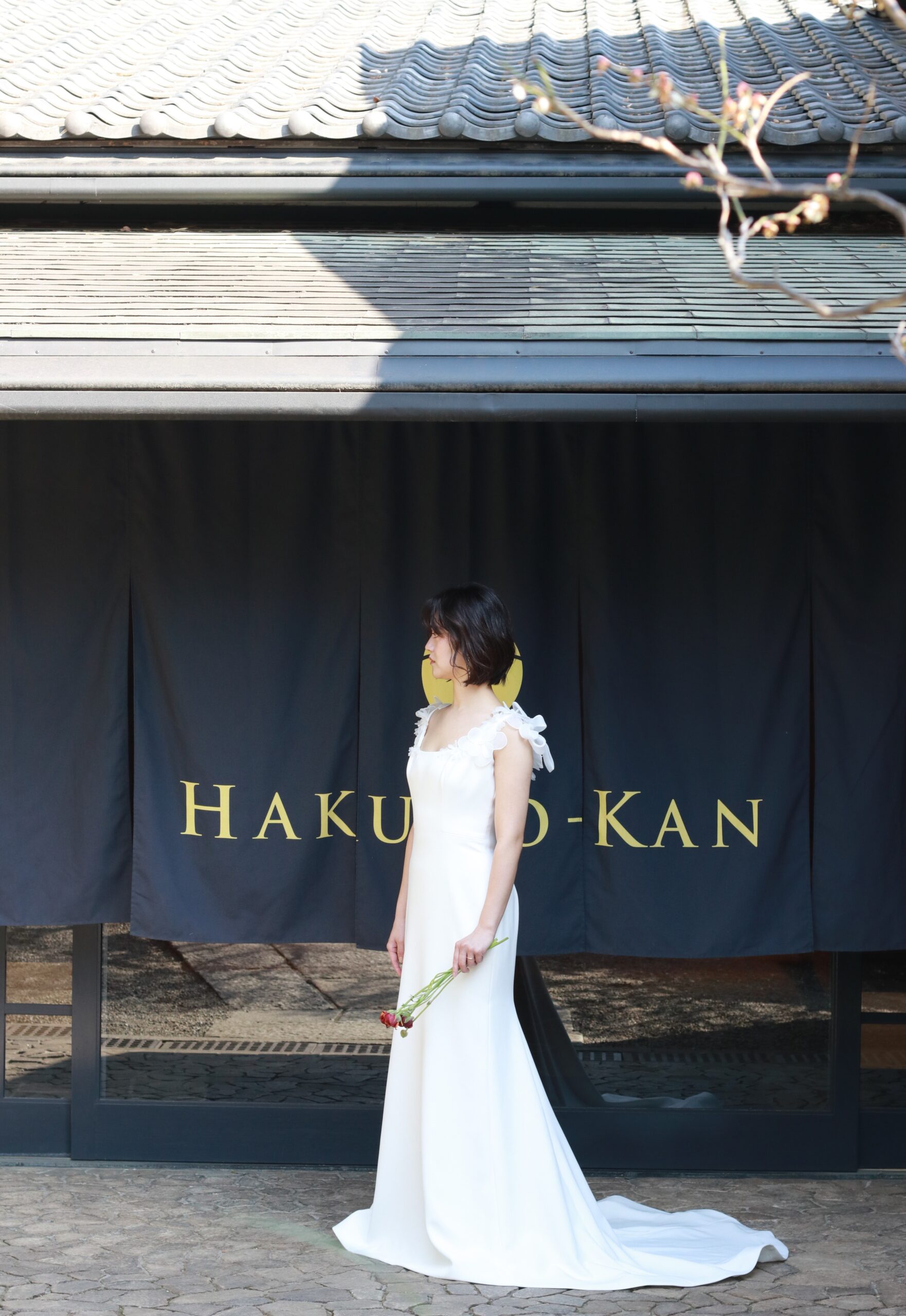 THE TREAT DRESSING アディション店に入荷した3Dフラワーのモチーフのついたウェディングドレス